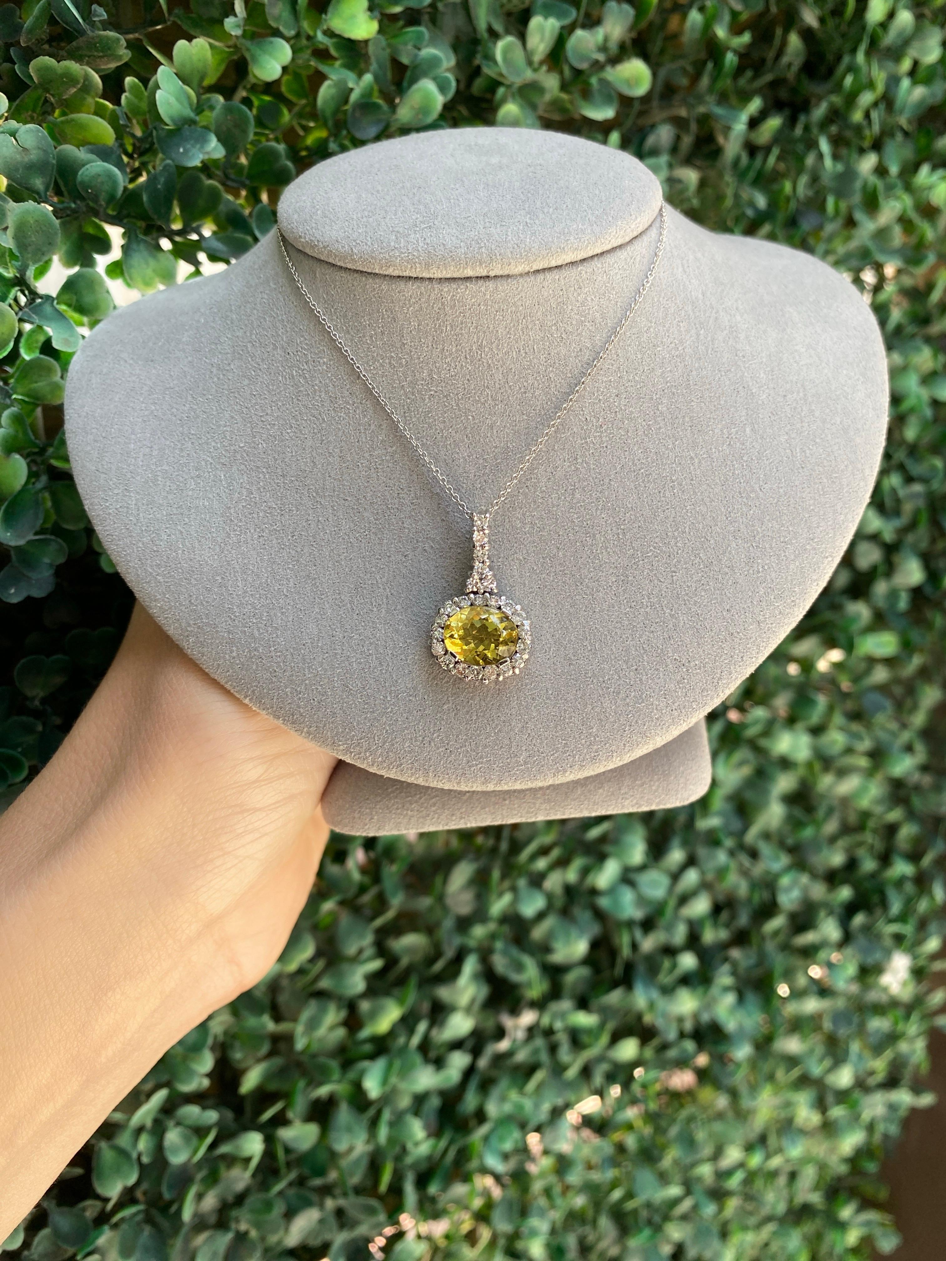 De las mujeres Collar colgante de berilo dorado ovalado de 2,28 quilates con diamantes redondos de 0,69 quilates en venta