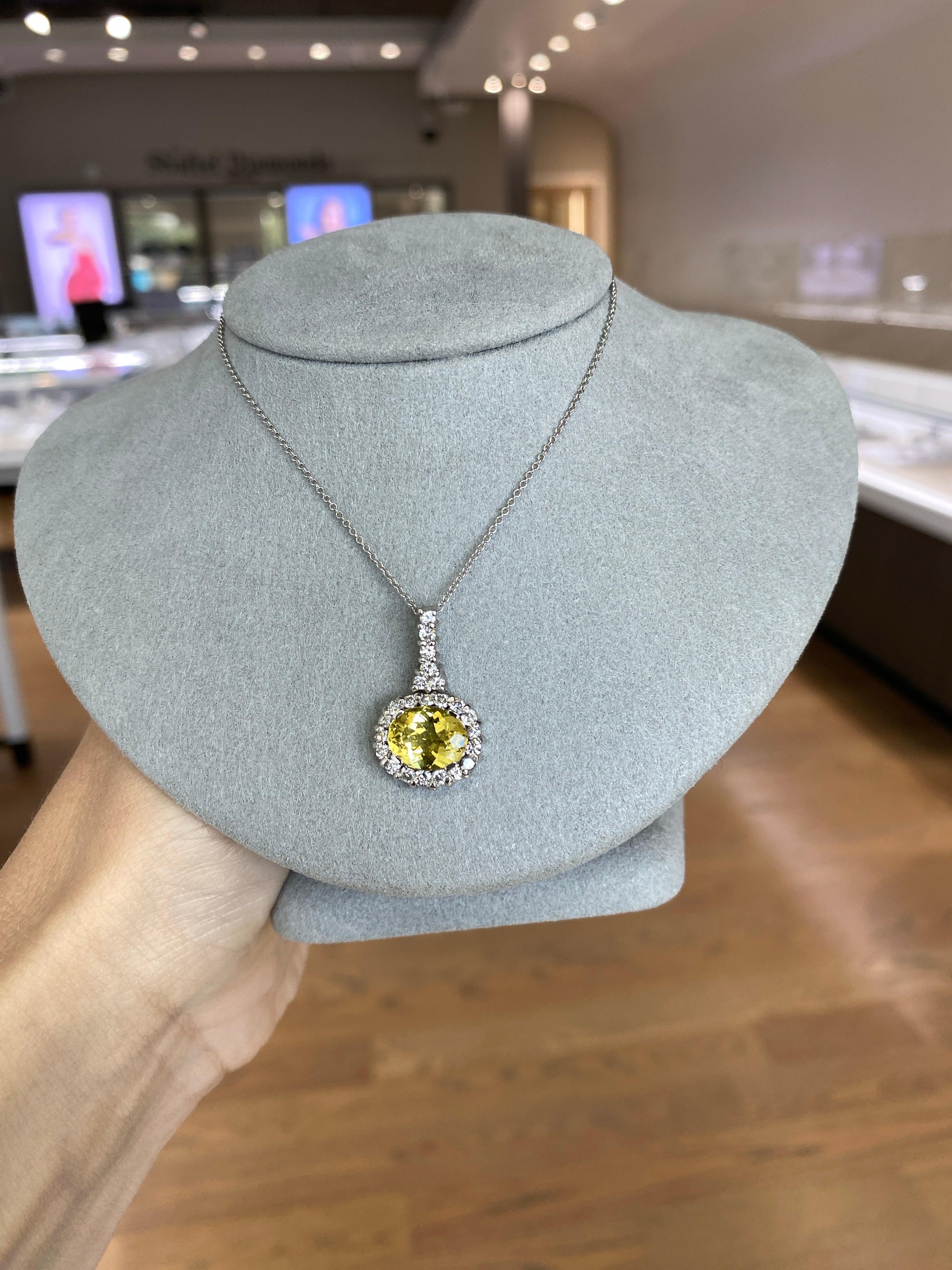 Collar colgante de berilo dorado ovalado de 2,28 quilates con diamantes redondos de 0,69 quilates en venta 1