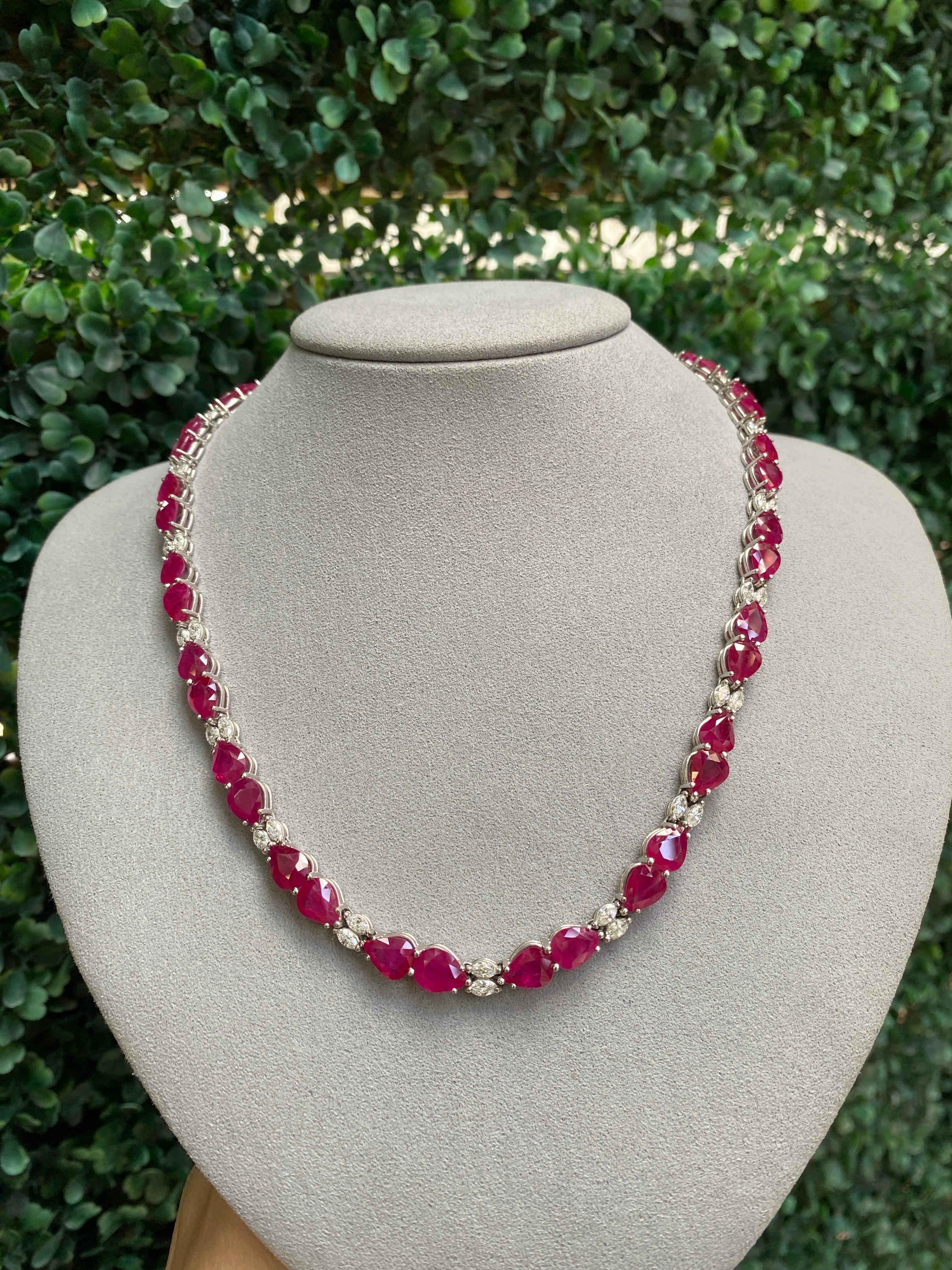 Collar de oro de 18 quilates con rubíes birmanos de 50,40 quilates en total y diamantes de 4,20 quilates en venta 4