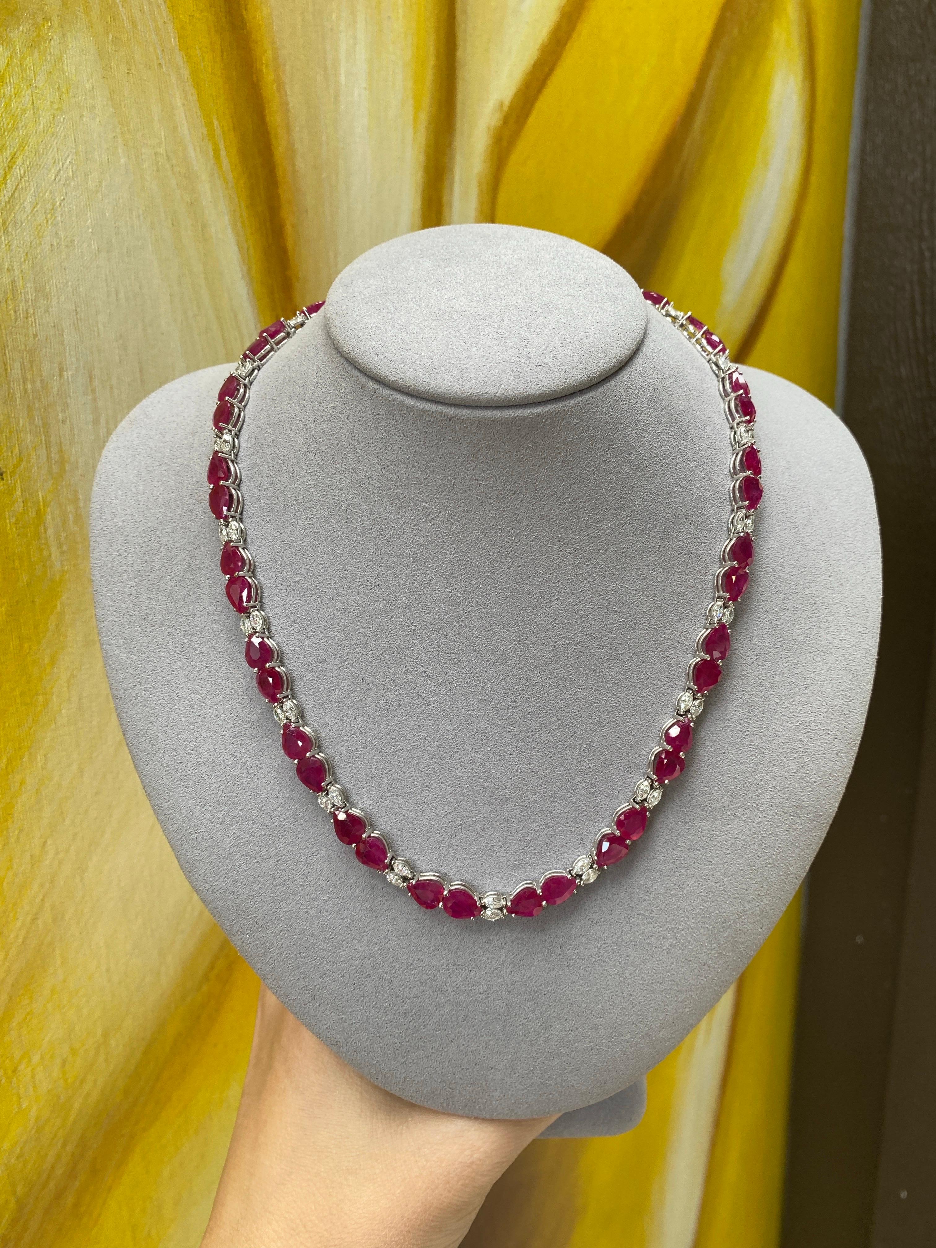 Collar de oro de 18 quilates con rubíes birmanos de 50,40 quilates en total y diamantes de 4,20 quilates en venta 13