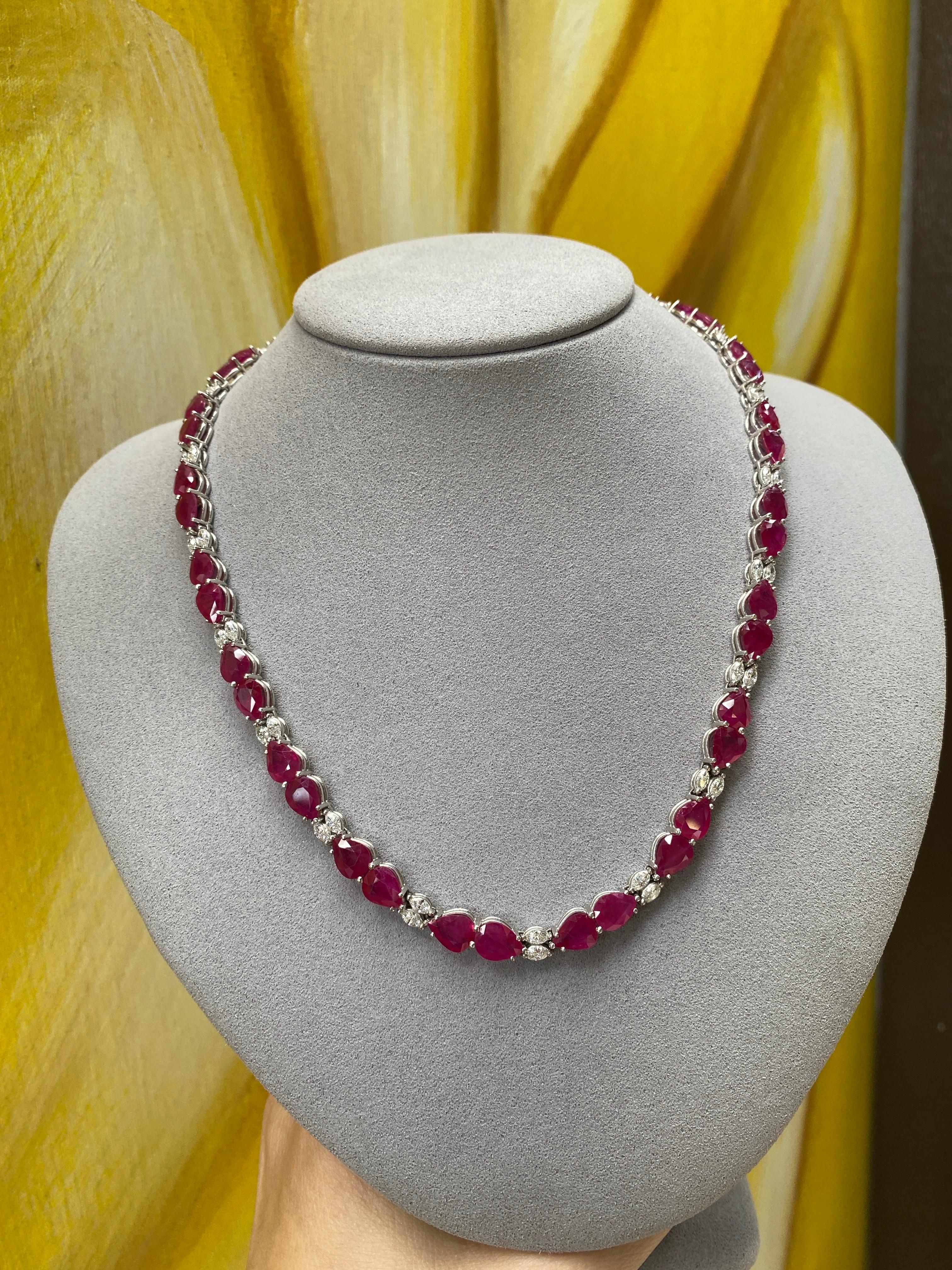 Collar de oro de 18 quilates con rubíes birmanos de 50,40 quilates en total y diamantes de 4,20 quilates en venta 15