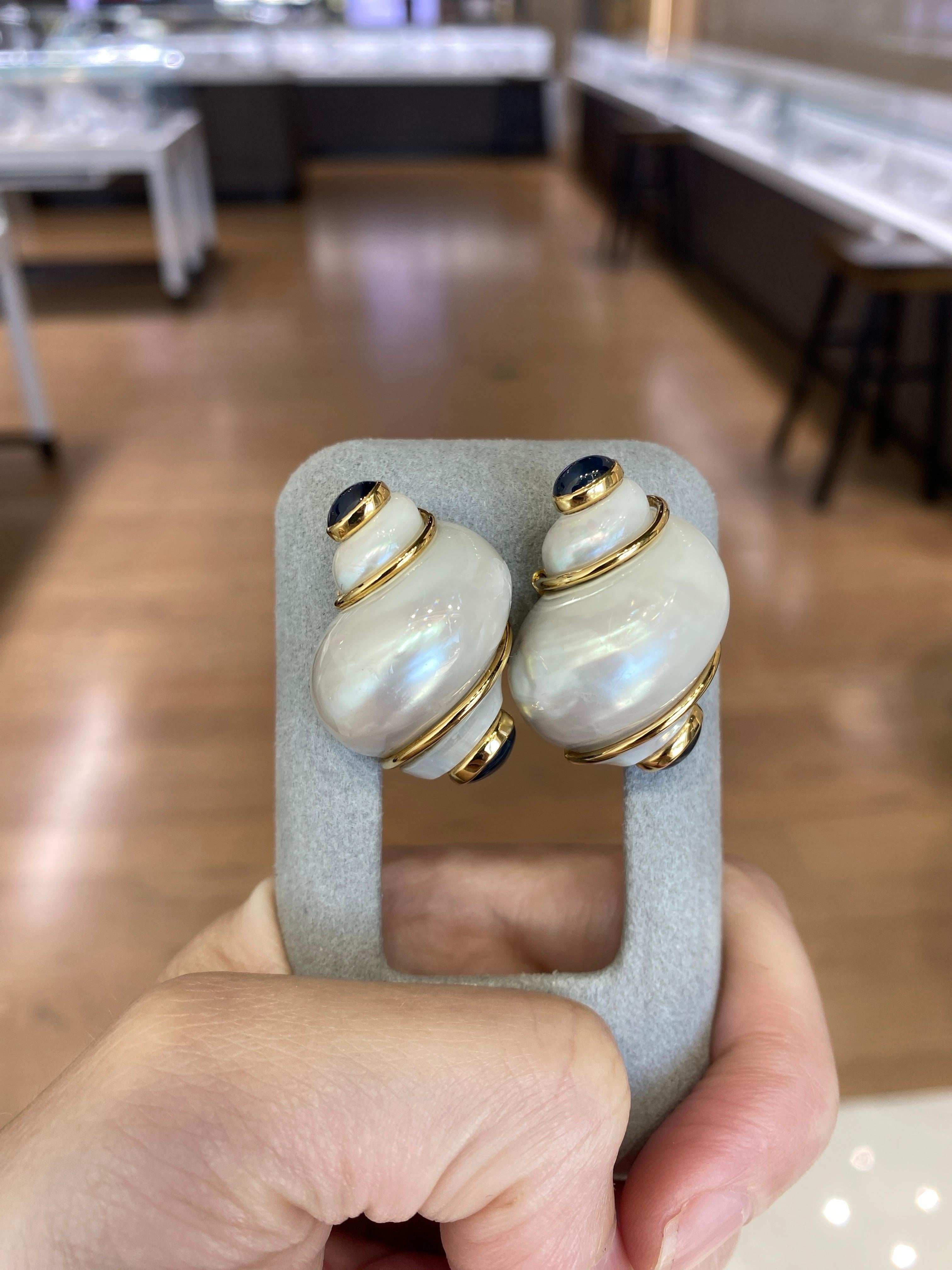 Orecchini in oro Seaman Schepps Turbo Shell e Zaffiro in vendita 12