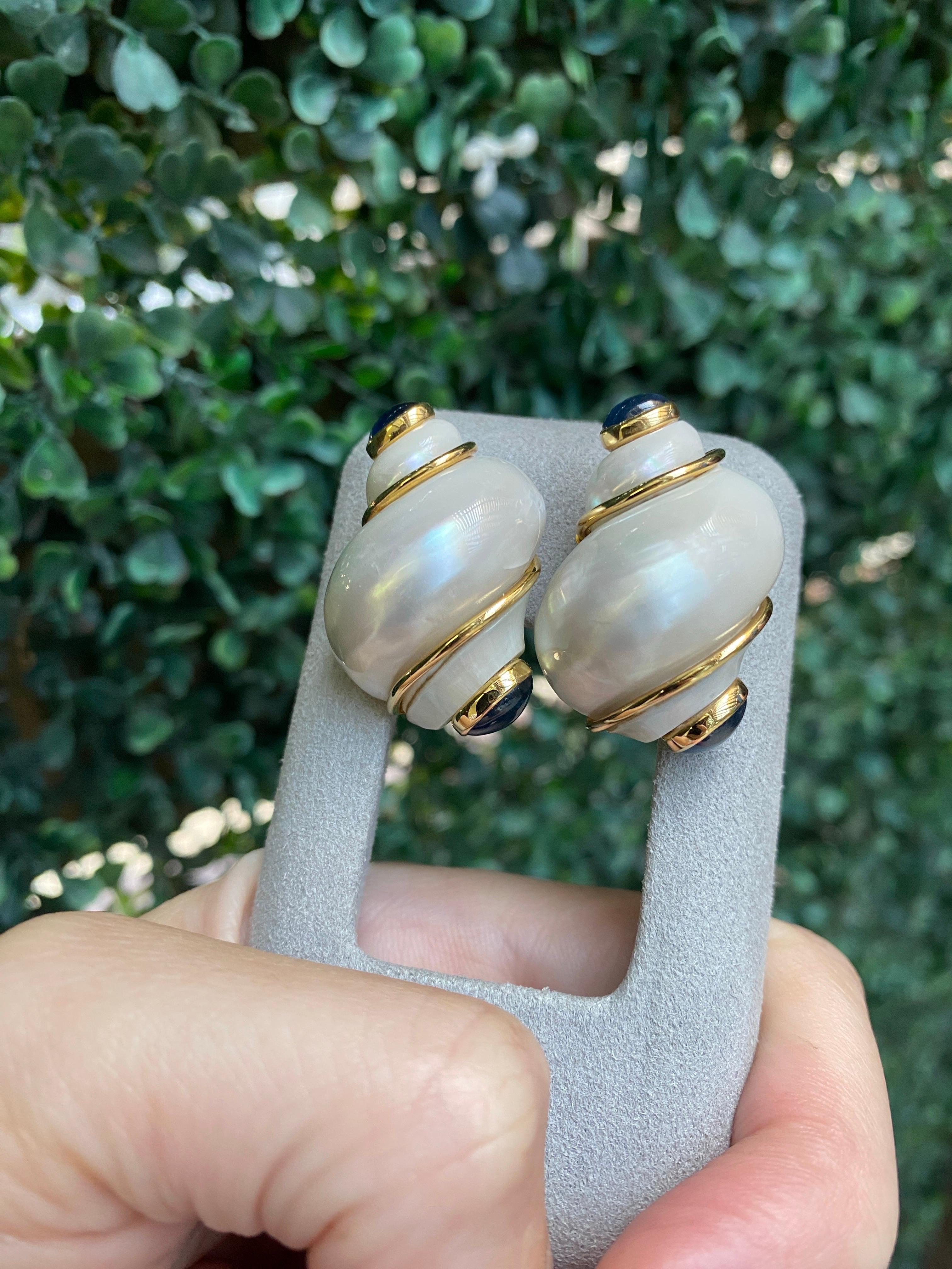 Orecchini in oro Seaman Schepps Turbo Shell e Zaffiro in vendita 13