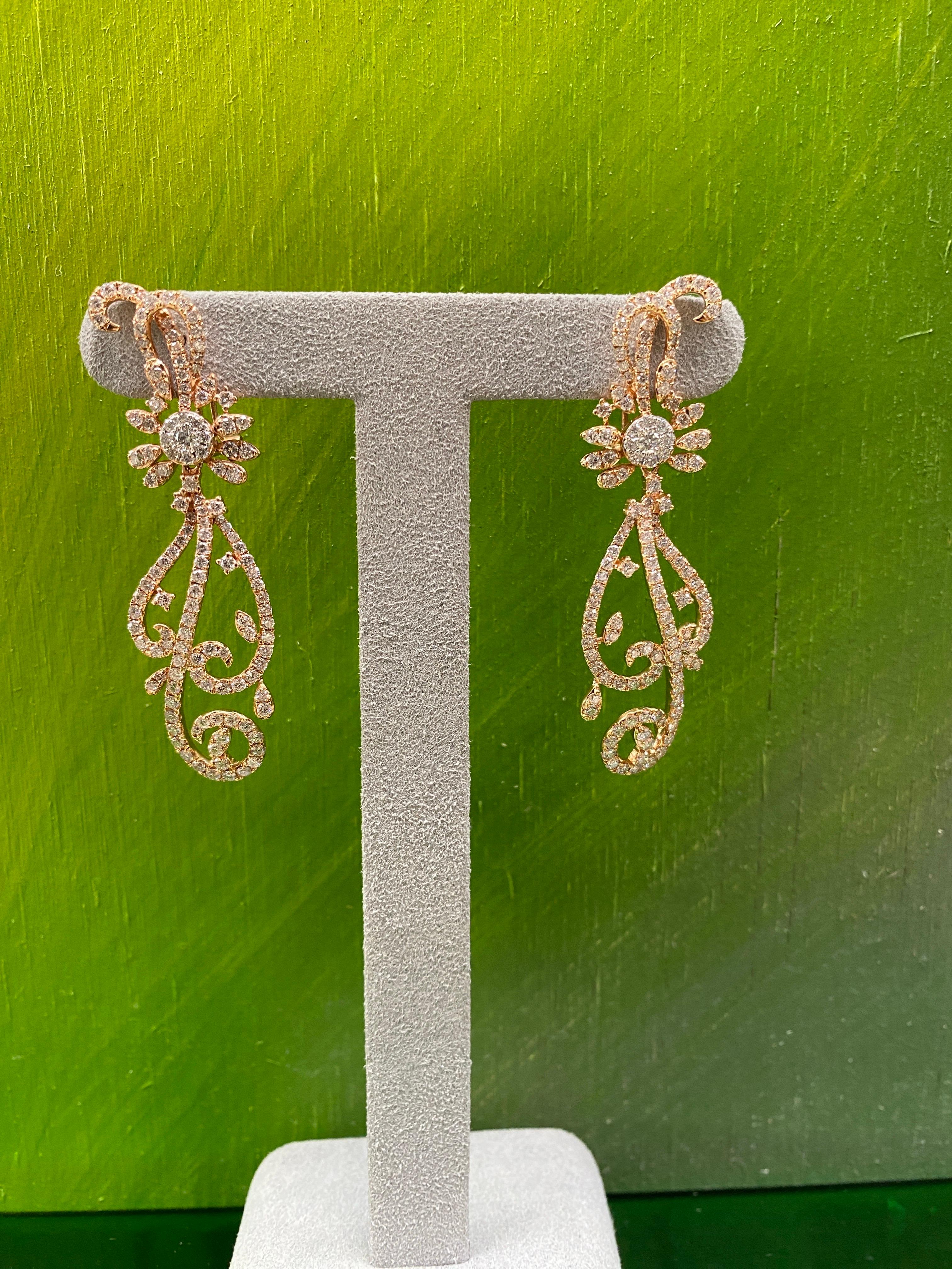 Pendientes en espiral de oro rosa de 18 quilates con diamante brillante redondo engastado en microgancho de 4,70 quilates en venta 3