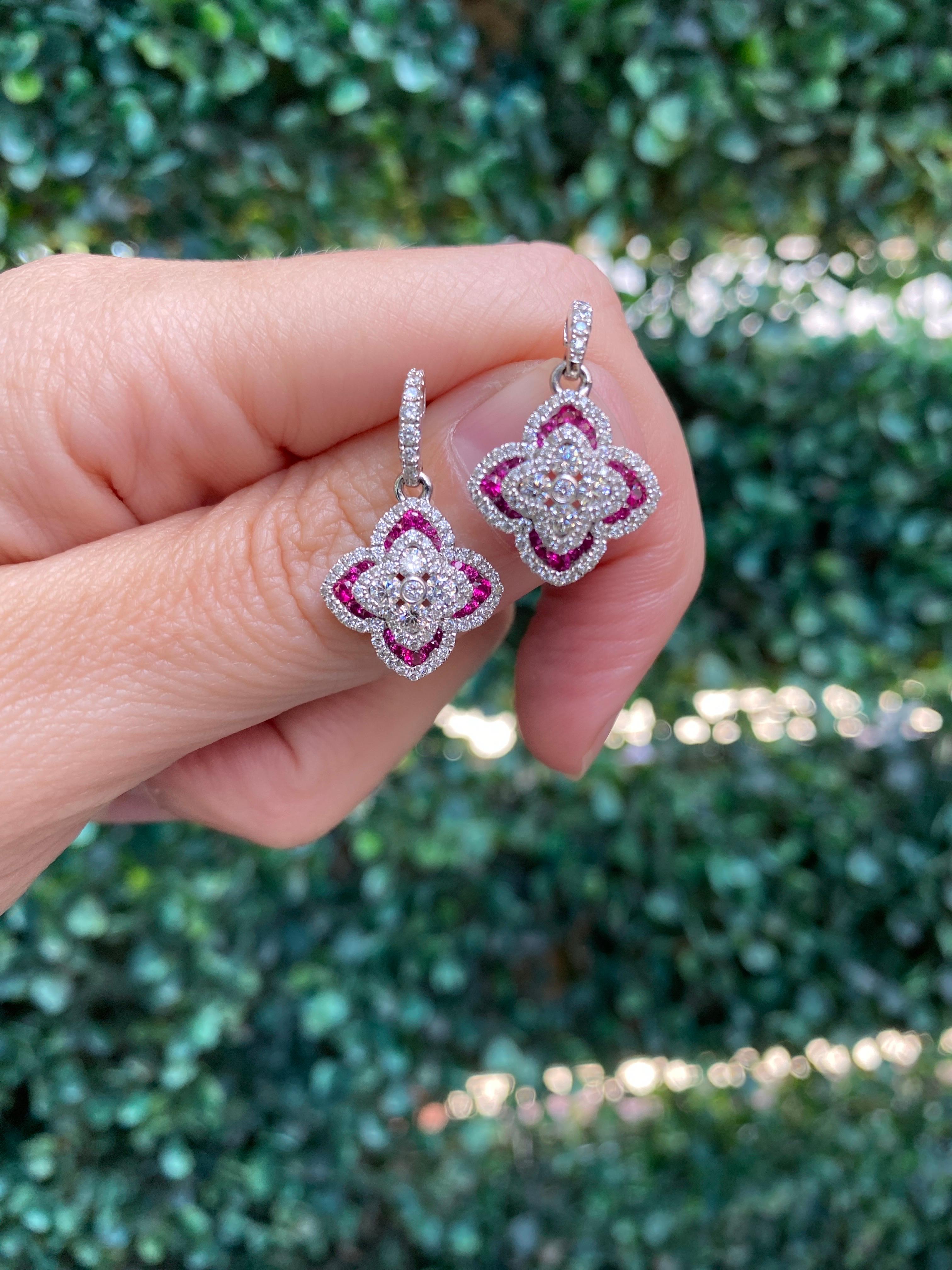 Charles Krypell, boucles d'oreilles en goutte en diamants ronds de 1,16 carat et rubis ronds de 0,47 carat Excellent état - En vente à Houston, TX