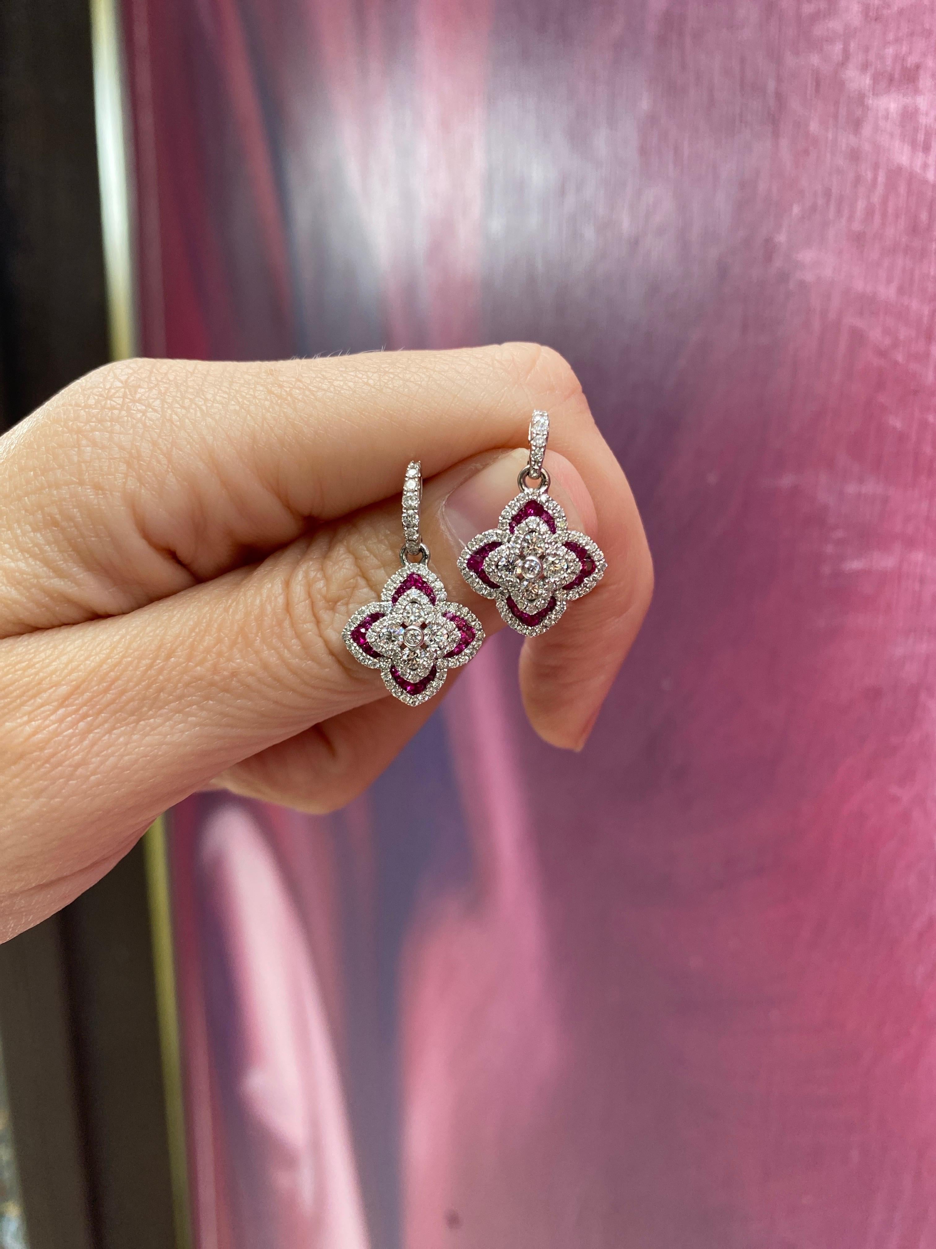 Taille ronde Charles Krypell, boucles d'oreilles en goutte en diamants ronds de 1,16 carat et rubis ronds de 0,47 carat en vente