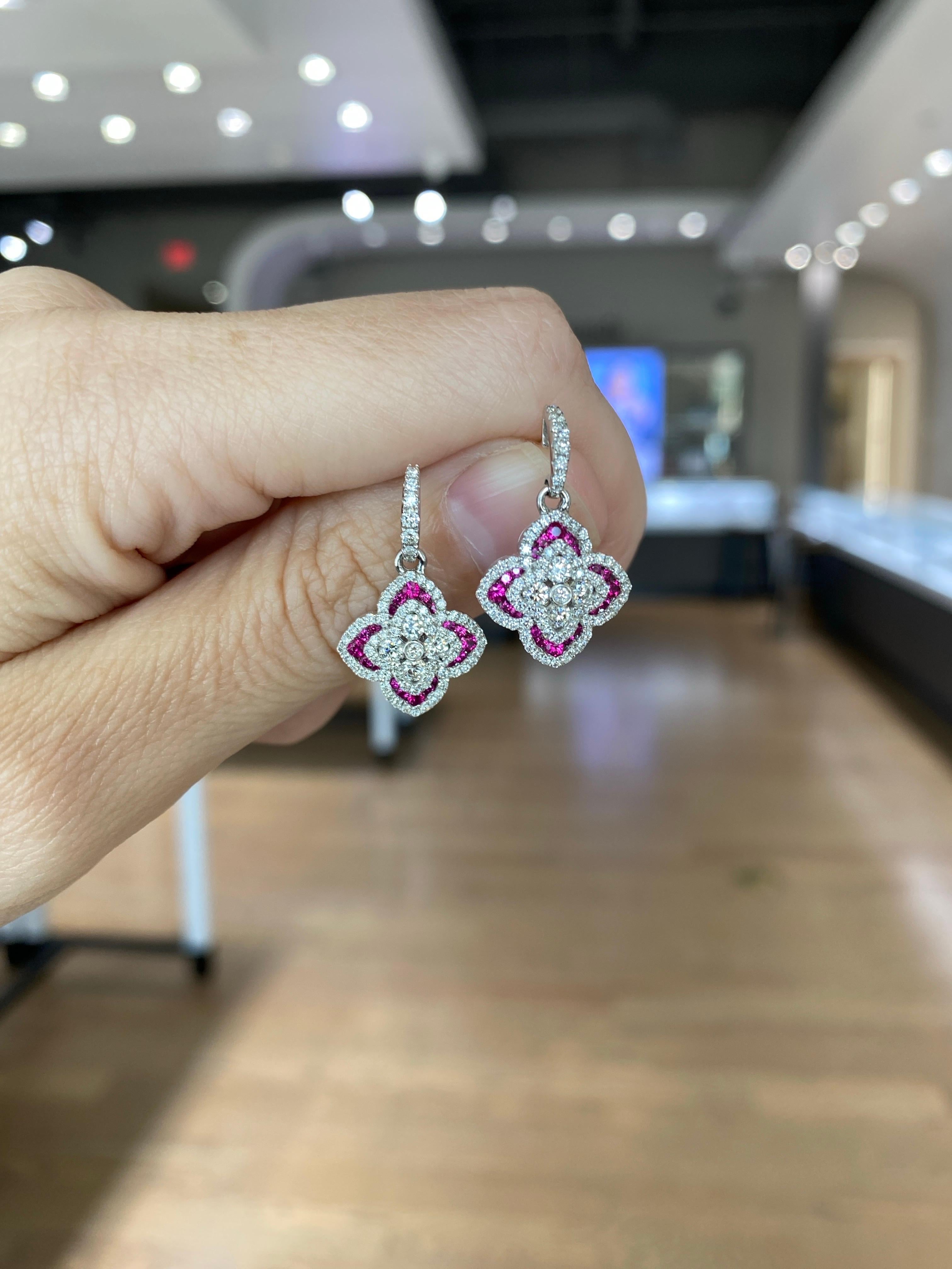 Charles Krypell, boucles d'oreilles en goutte en diamants ronds de 1,16 carat et rubis ronds de 0,47 carat Unisexe en vente