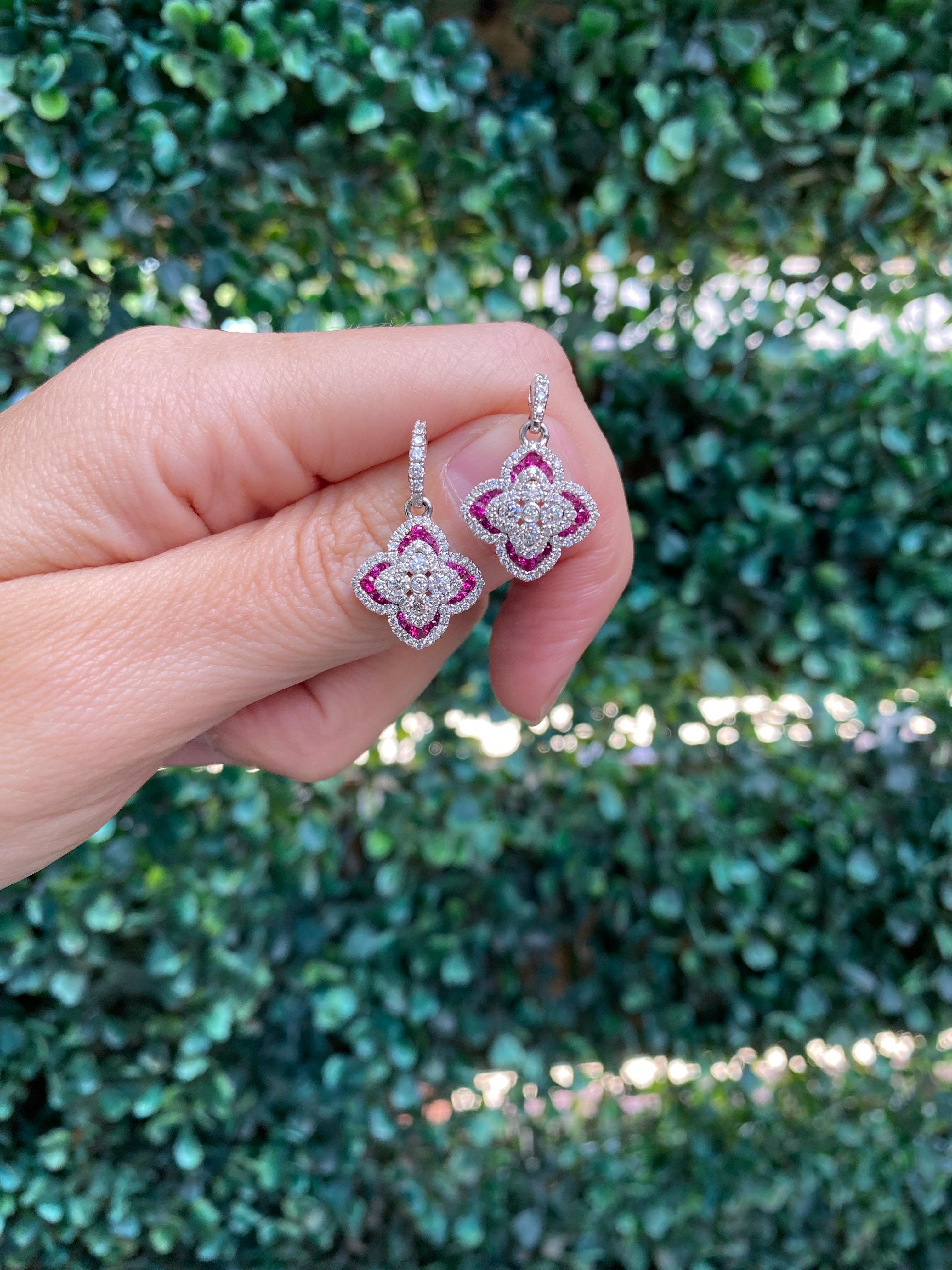 Charles Krypell, boucles d'oreilles en goutte en diamants ronds de 1,16 carat et rubis ronds de 0,47 carat en vente 1