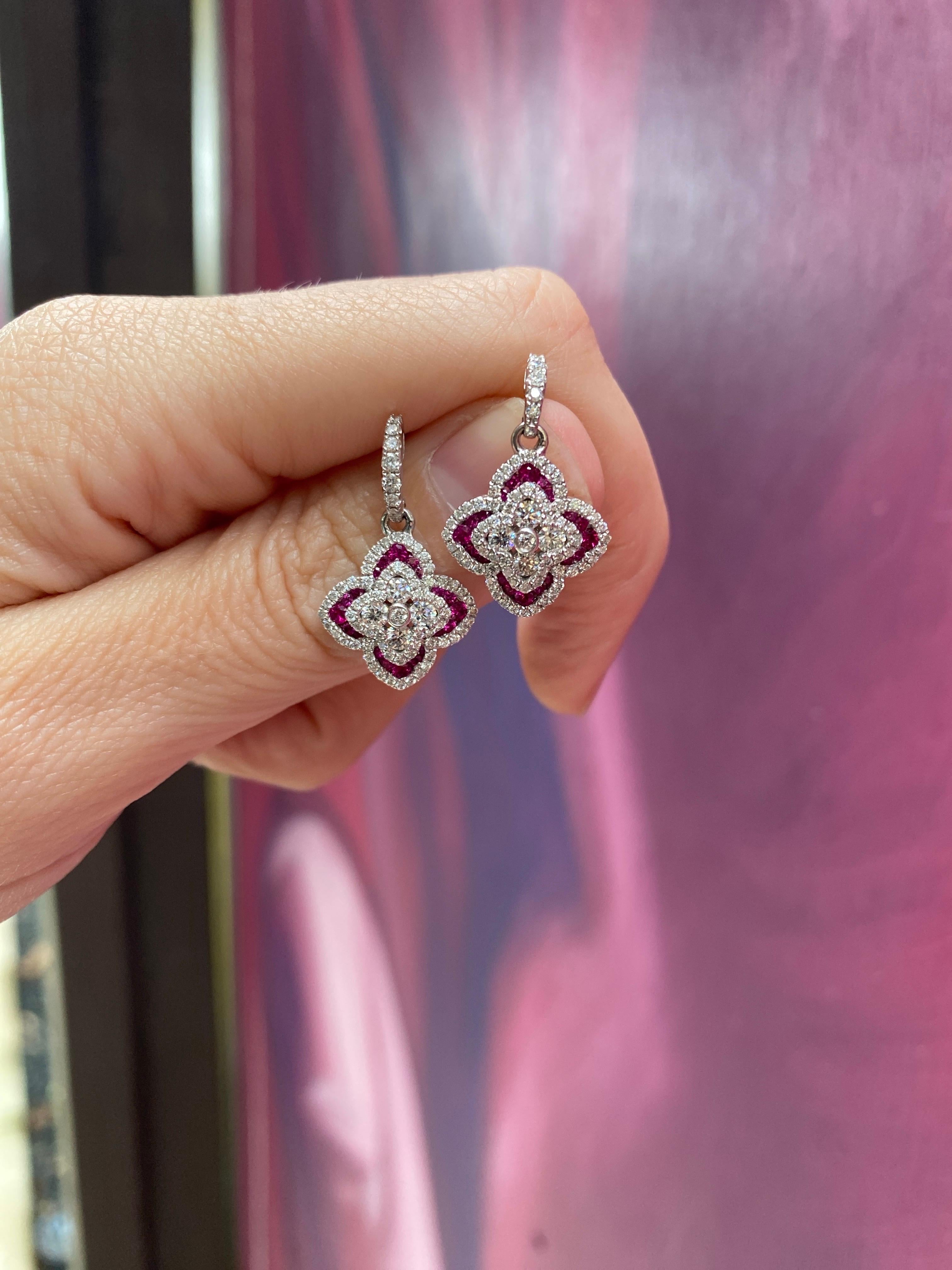 Charles Krypell, boucles d'oreilles en goutte en diamants ronds de 1,16 carat et rubis ronds de 0,47 carat en vente 2