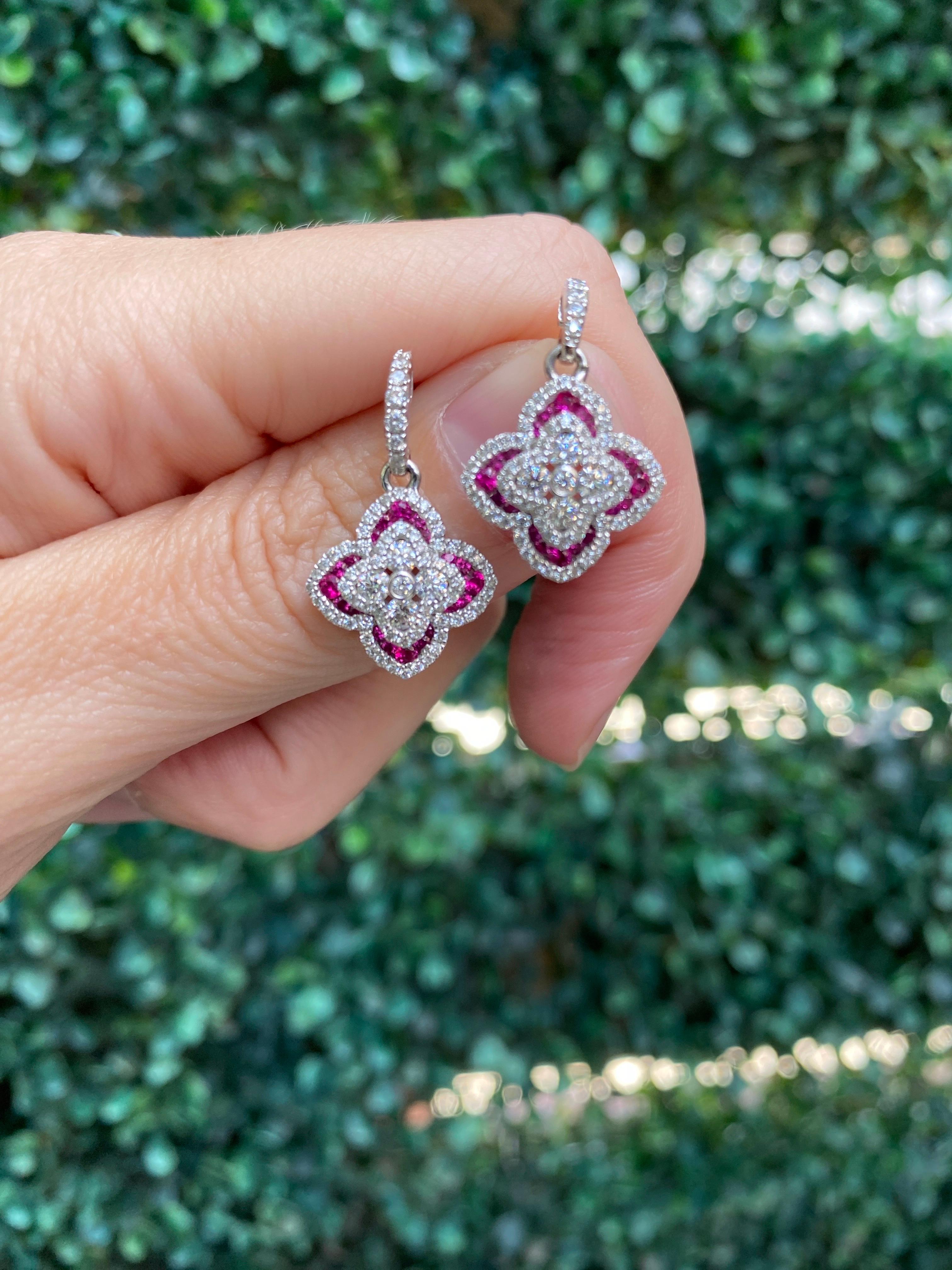 Charles Krypell, boucles d'oreilles en goutte en diamants ronds de 1,16 carat et rubis ronds de 0,47 carat en vente 3