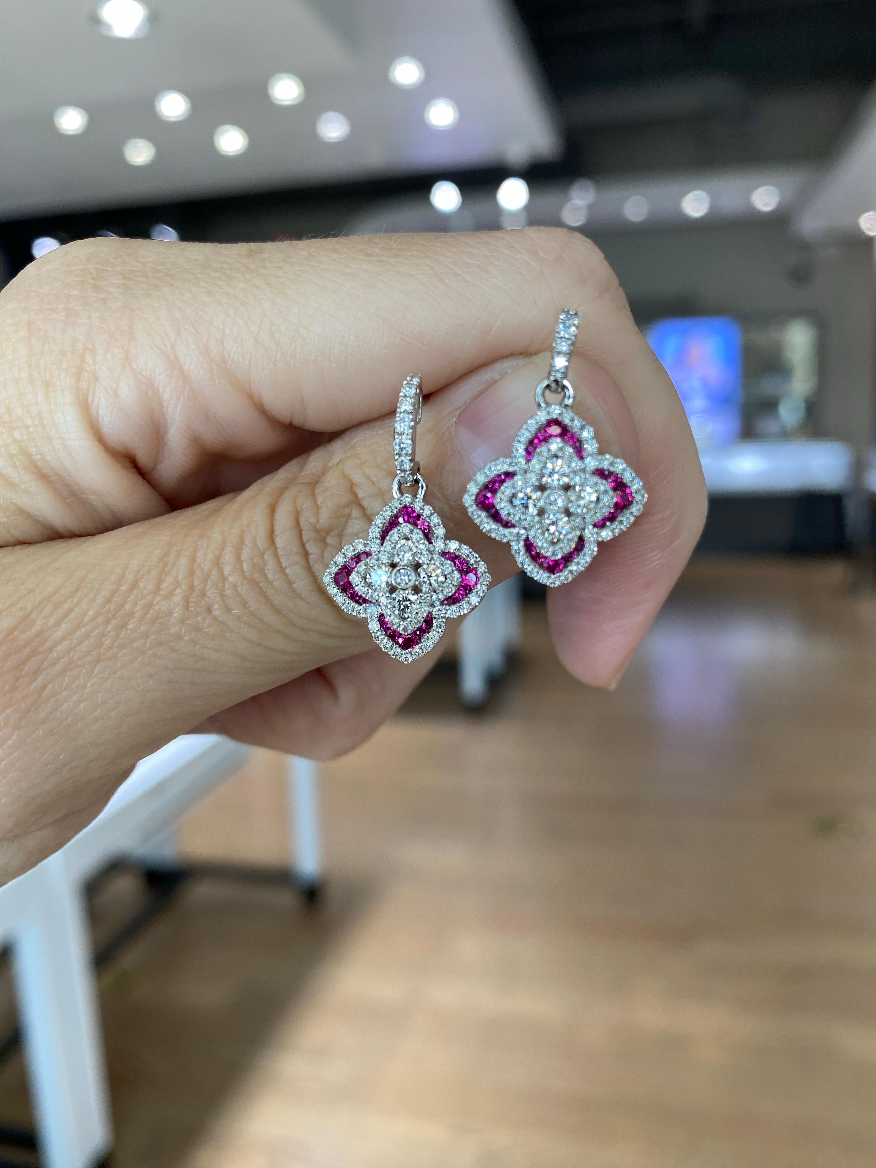 Charles Krypell, boucles d'oreilles en goutte en diamants ronds de 1,16 carat et rubis ronds de 0,47 carat en vente 15