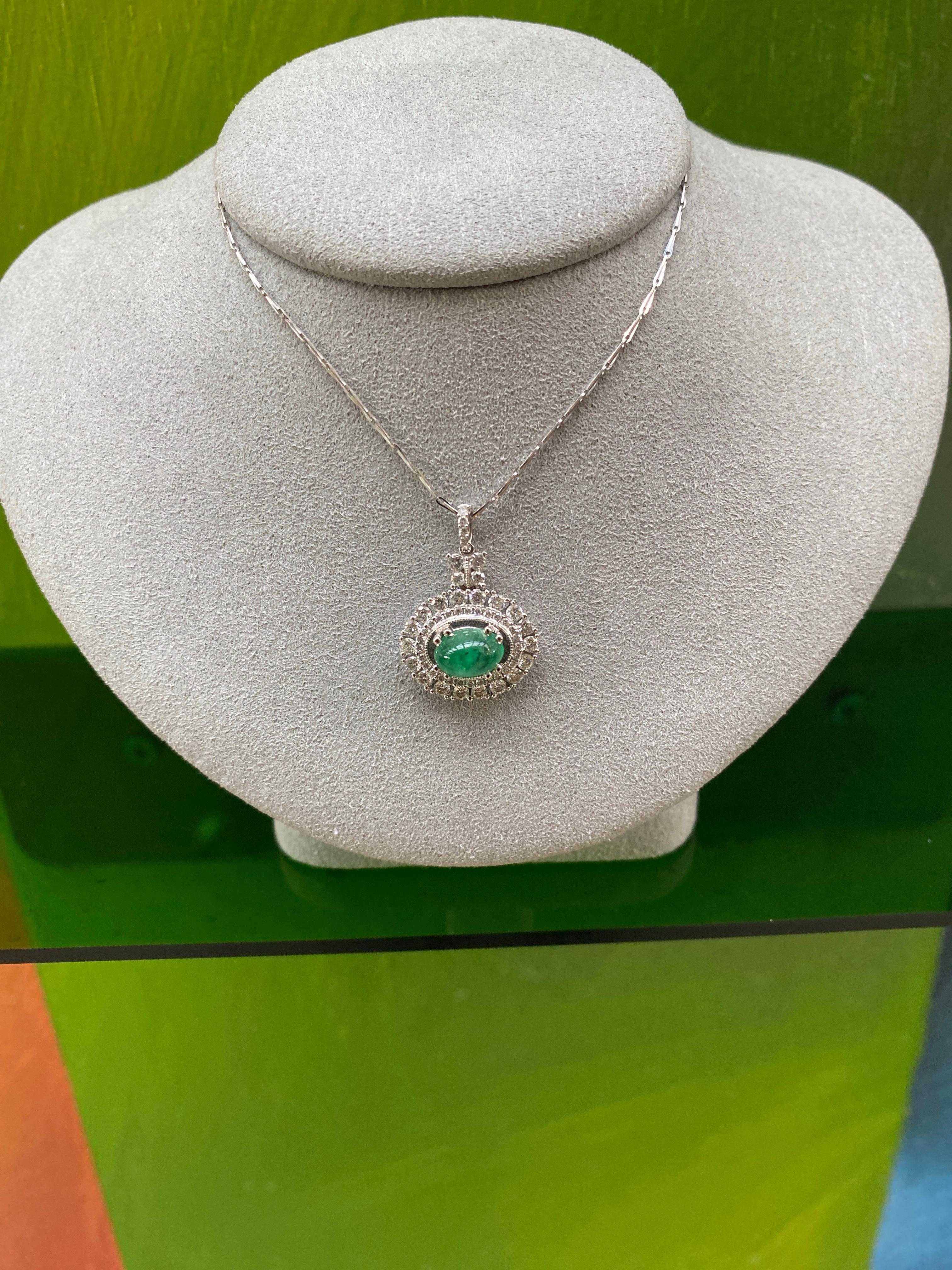 Collana con smeraldo ovale Cabachon da 1,47 carati e accenti di diamanti da 0,90 carati In condizioni Nuovo in vendita a Houston, TX