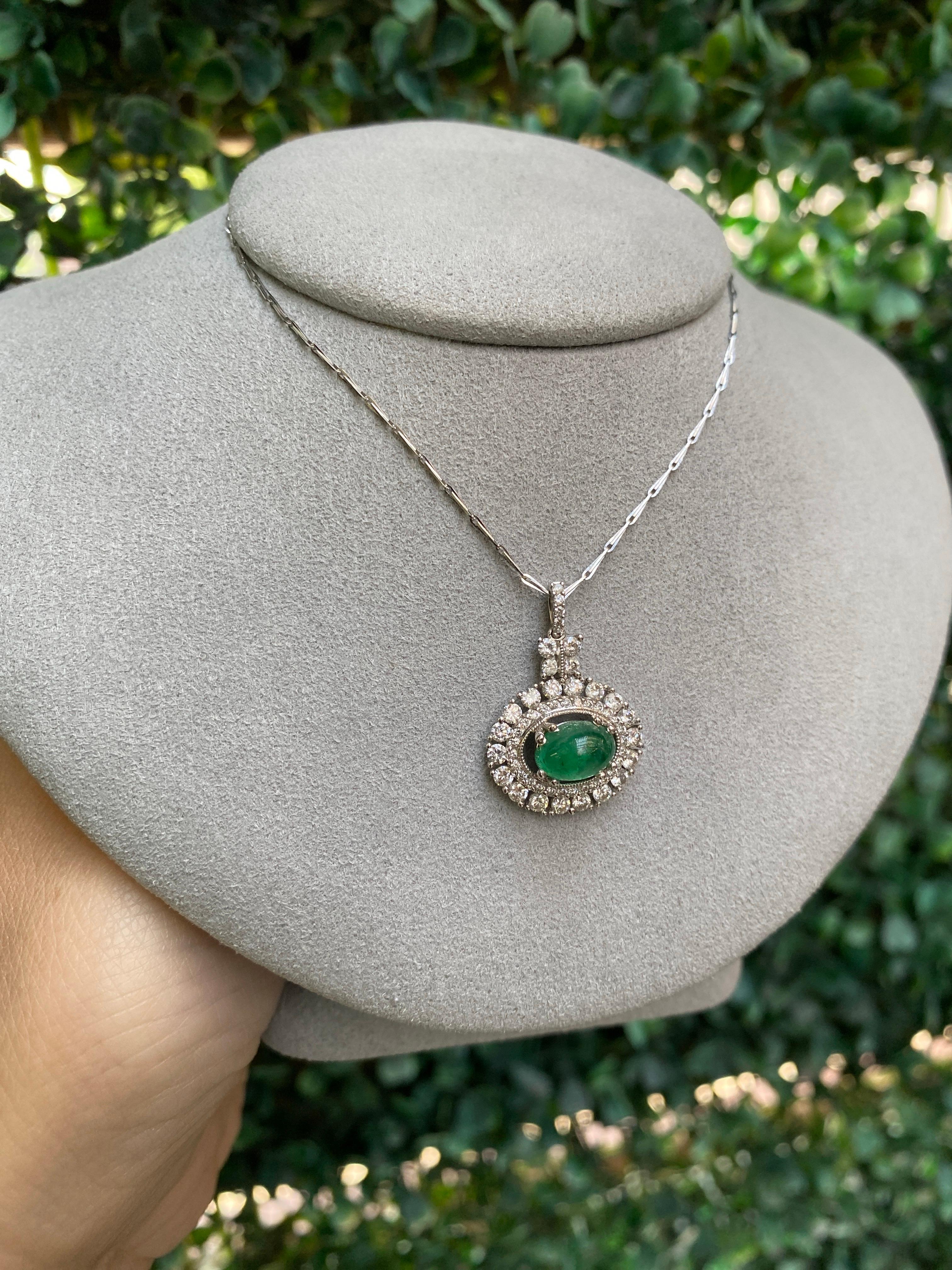 Collana con smeraldo ovale Cabachon da 1,47 carati e accenti di diamanti da 0,90 carati in vendita 3