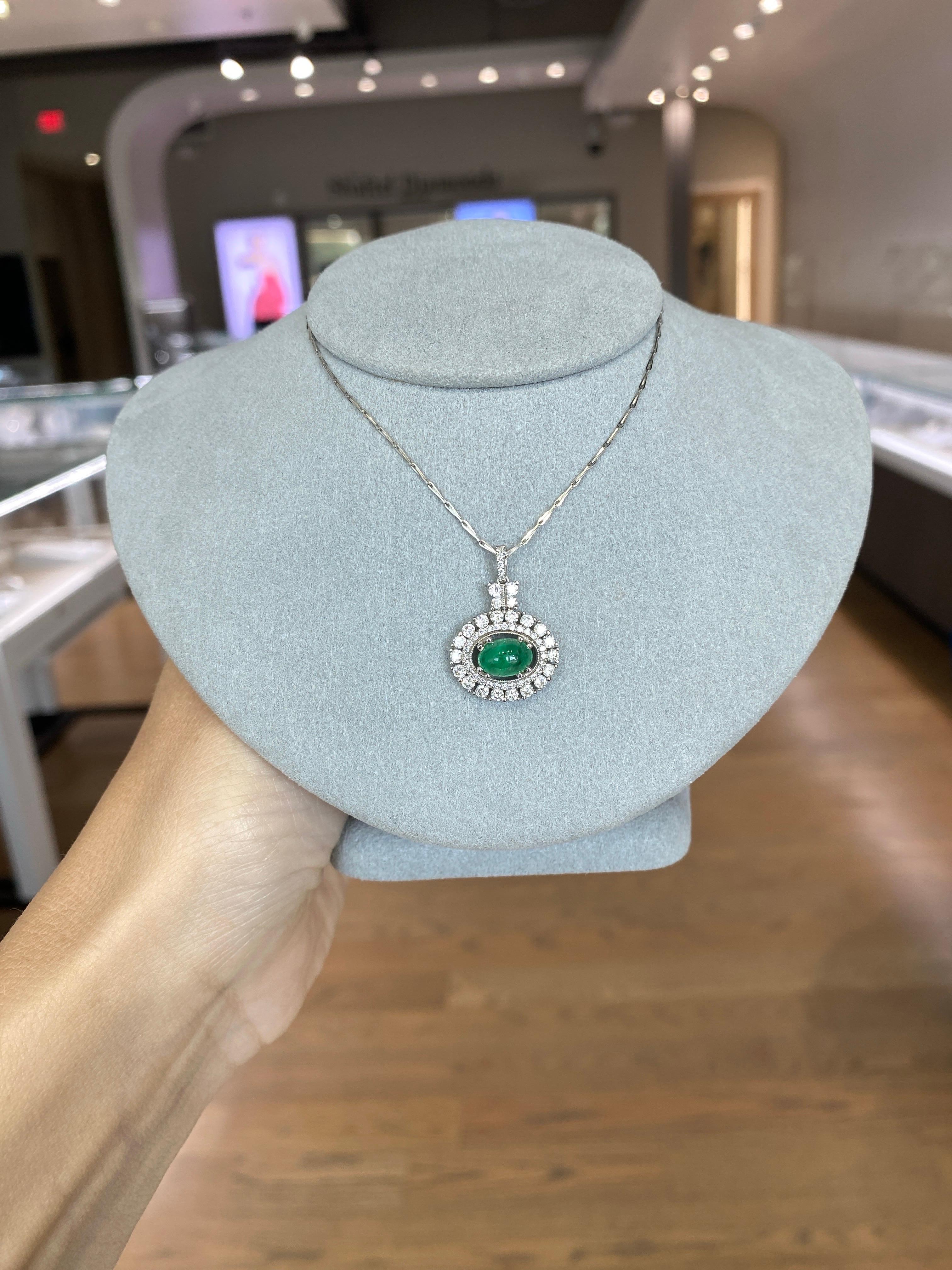 Collana con smeraldo ovale Cabachon da 1,47 carati e accenti di diamanti da 0,90 carati in vendita 4