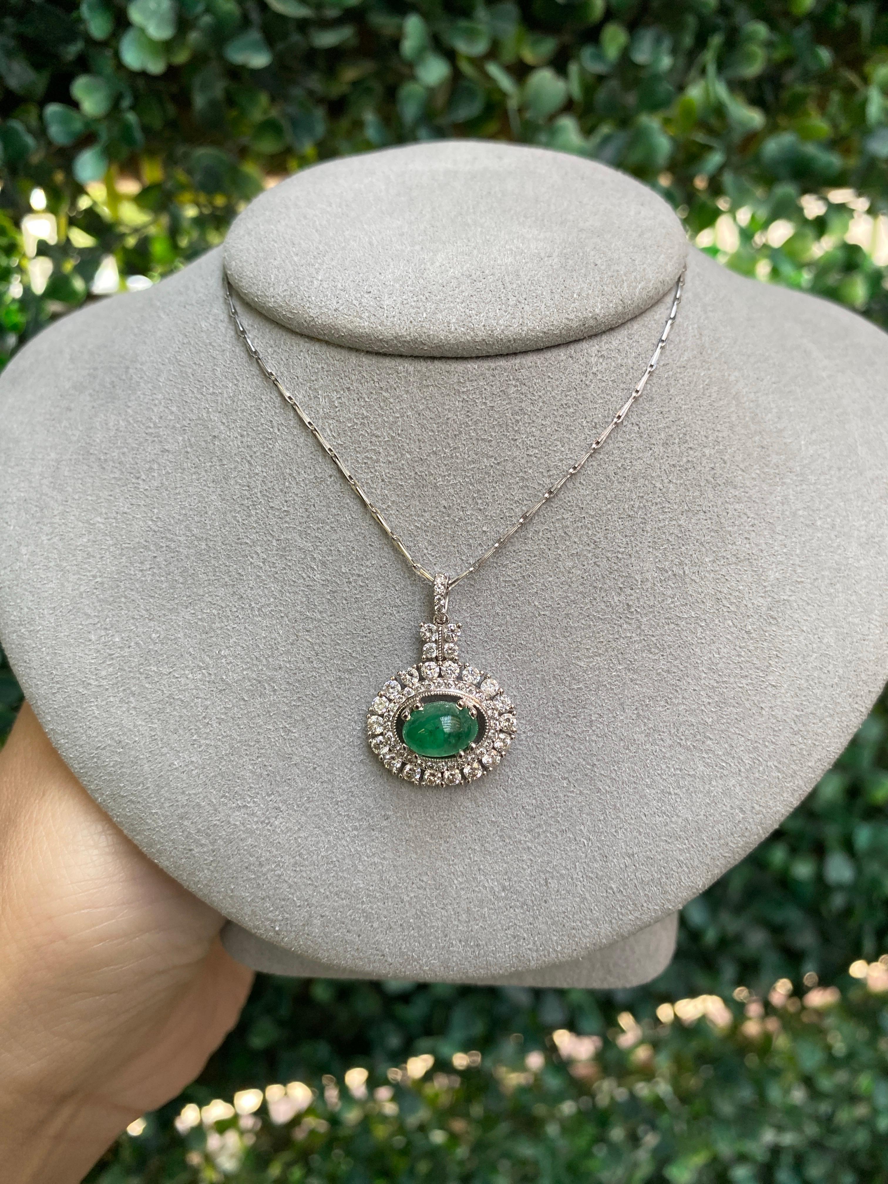 Collana con smeraldo ovale Cabachon da 1,47 carati e accenti di diamanti da 0,90 carati in vendita 5