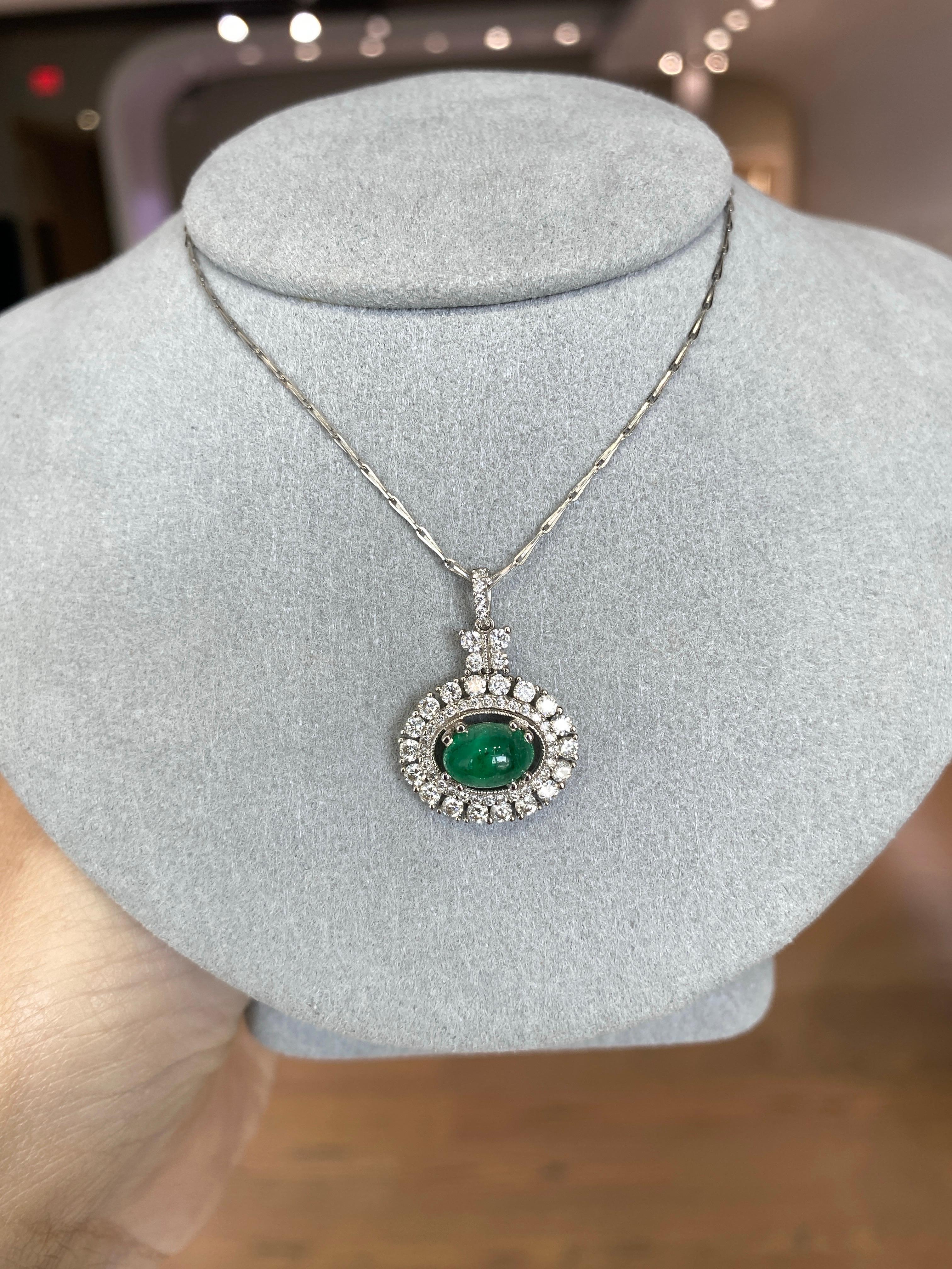 Collana con smeraldo ovale Cabachon da 1,47 carati e accenti di diamanti da 0,90 carati in vendita 7