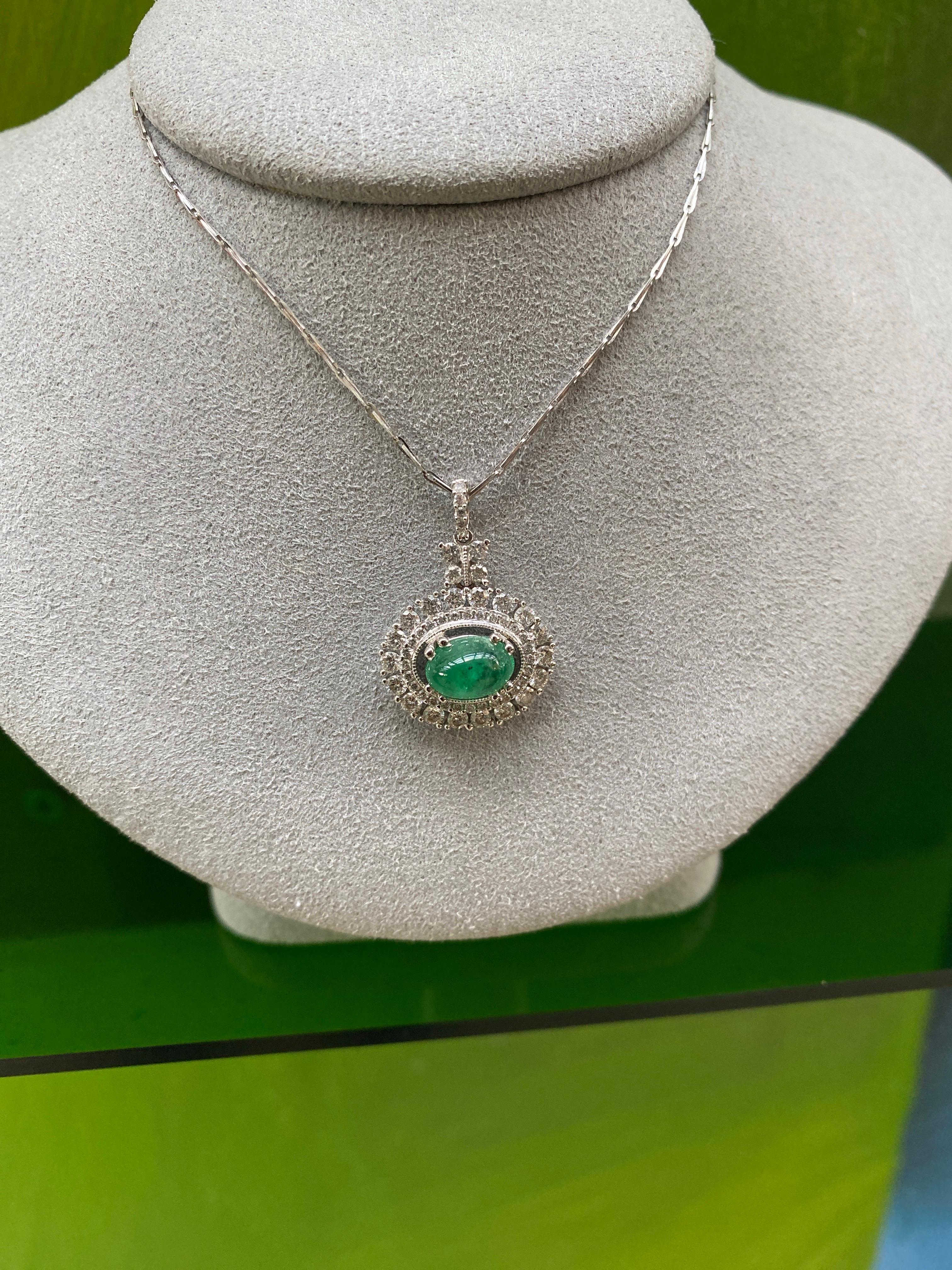 Collana con smeraldo ovale Cabachon da 1,47 carati e accenti di diamanti da 0,90 carati in vendita 1