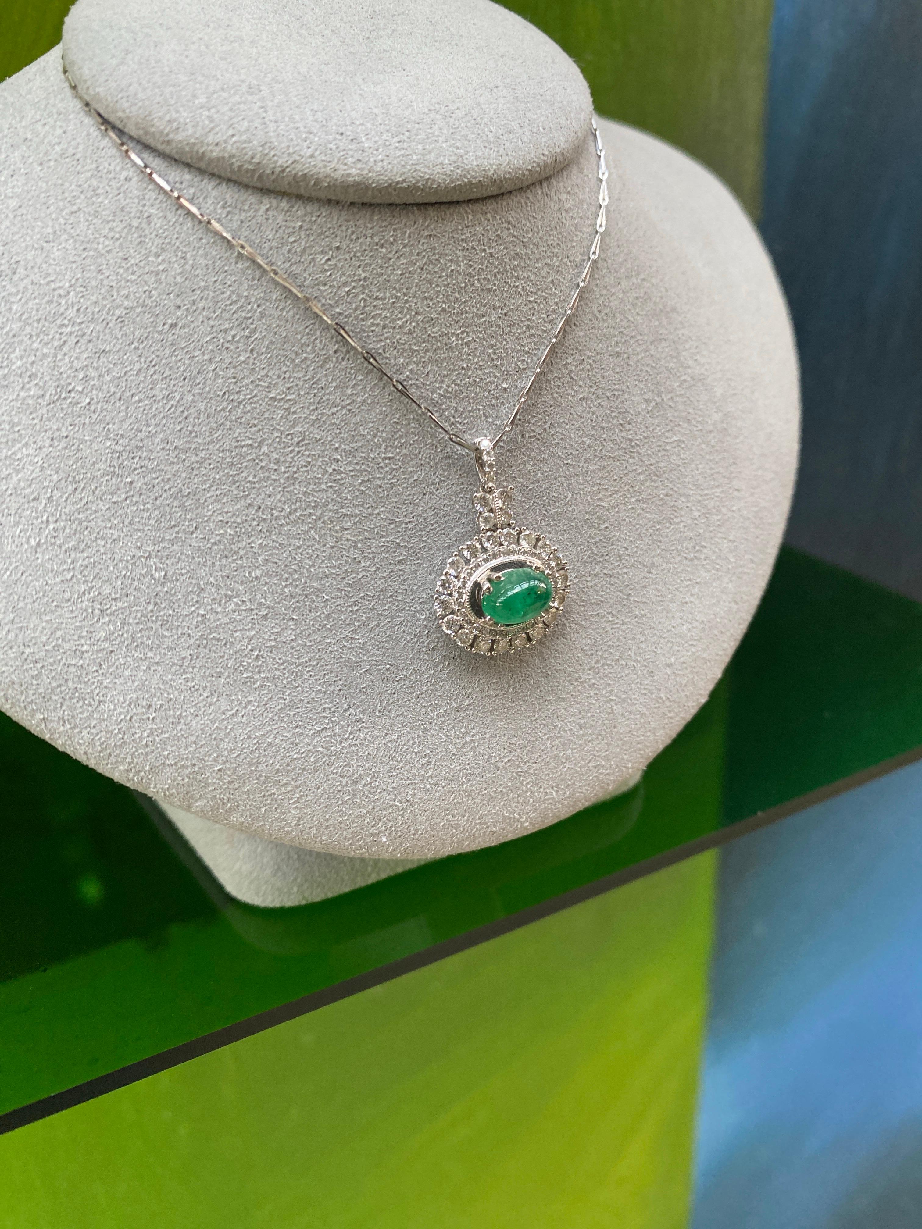 Collana con smeraldo ovale Cabachon da 1,47 carati e accenti di diamanti da 0,90 carati in vendita 2