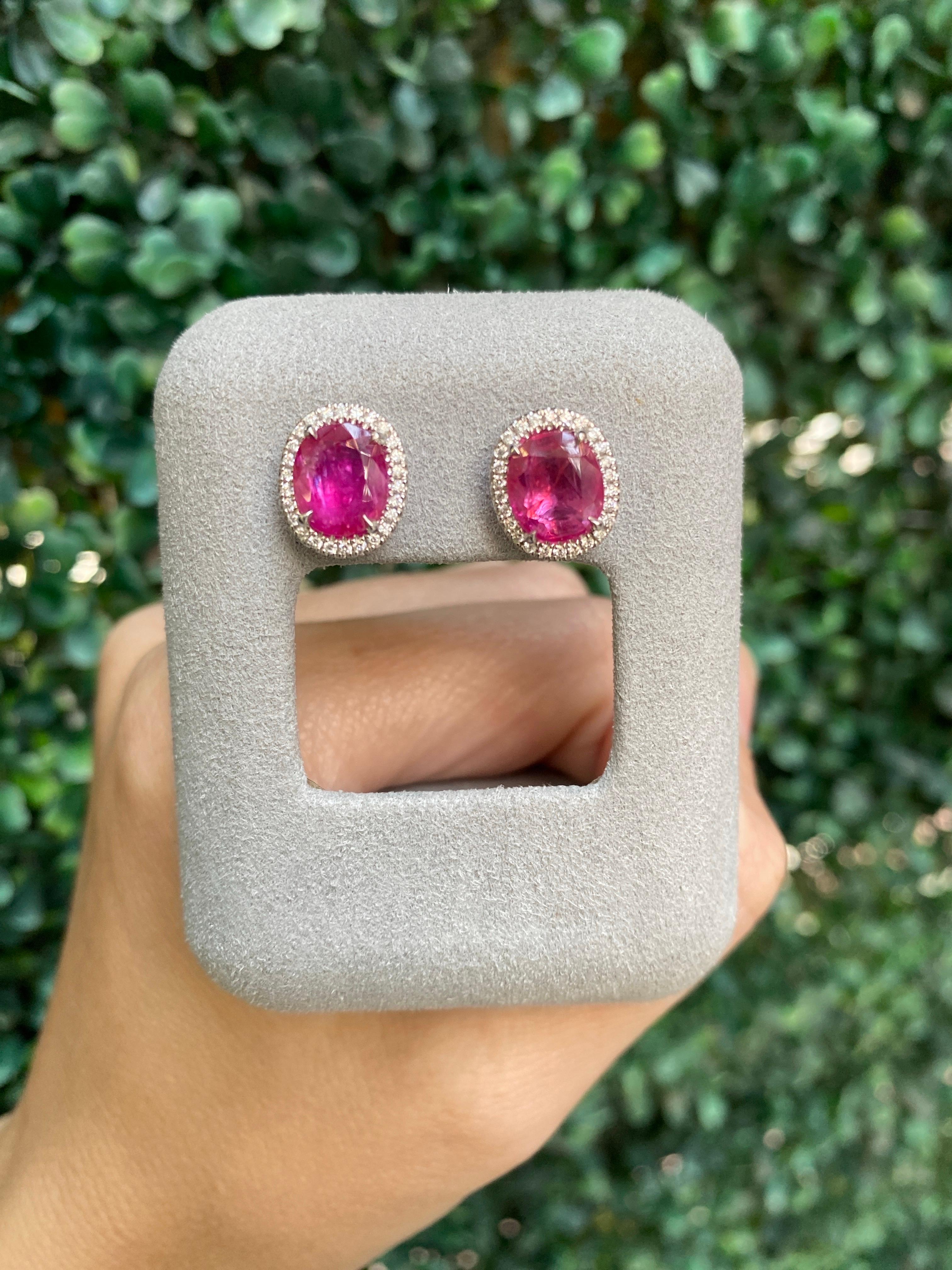 Clous d'oreilles en rubis de Birmanie ovale de 3,62 carats de poids total et halo de diamants de 0,23 carat en vente 6