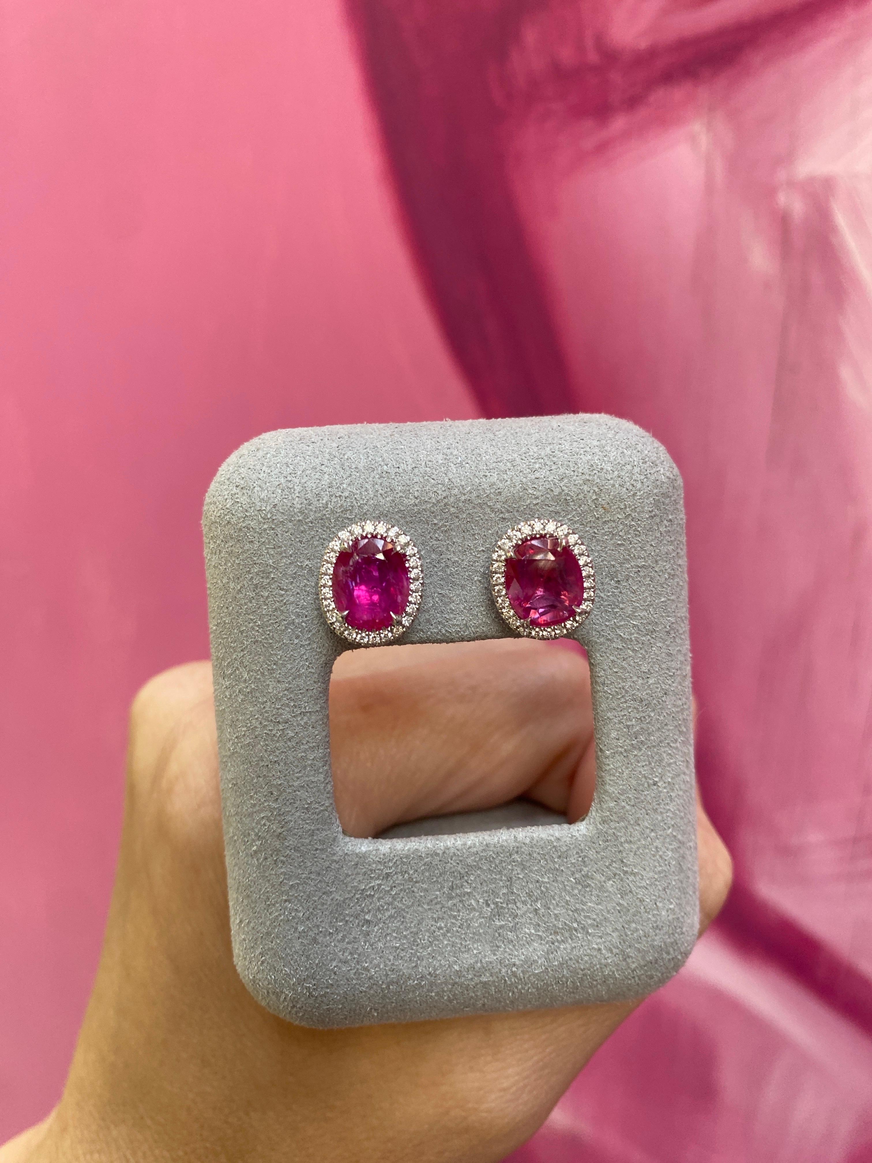 Clous d'oreilles en rubis de Birmanie ovale de 3,62 carats de poids total et halo de diamants de 0,23 carat en vente 5