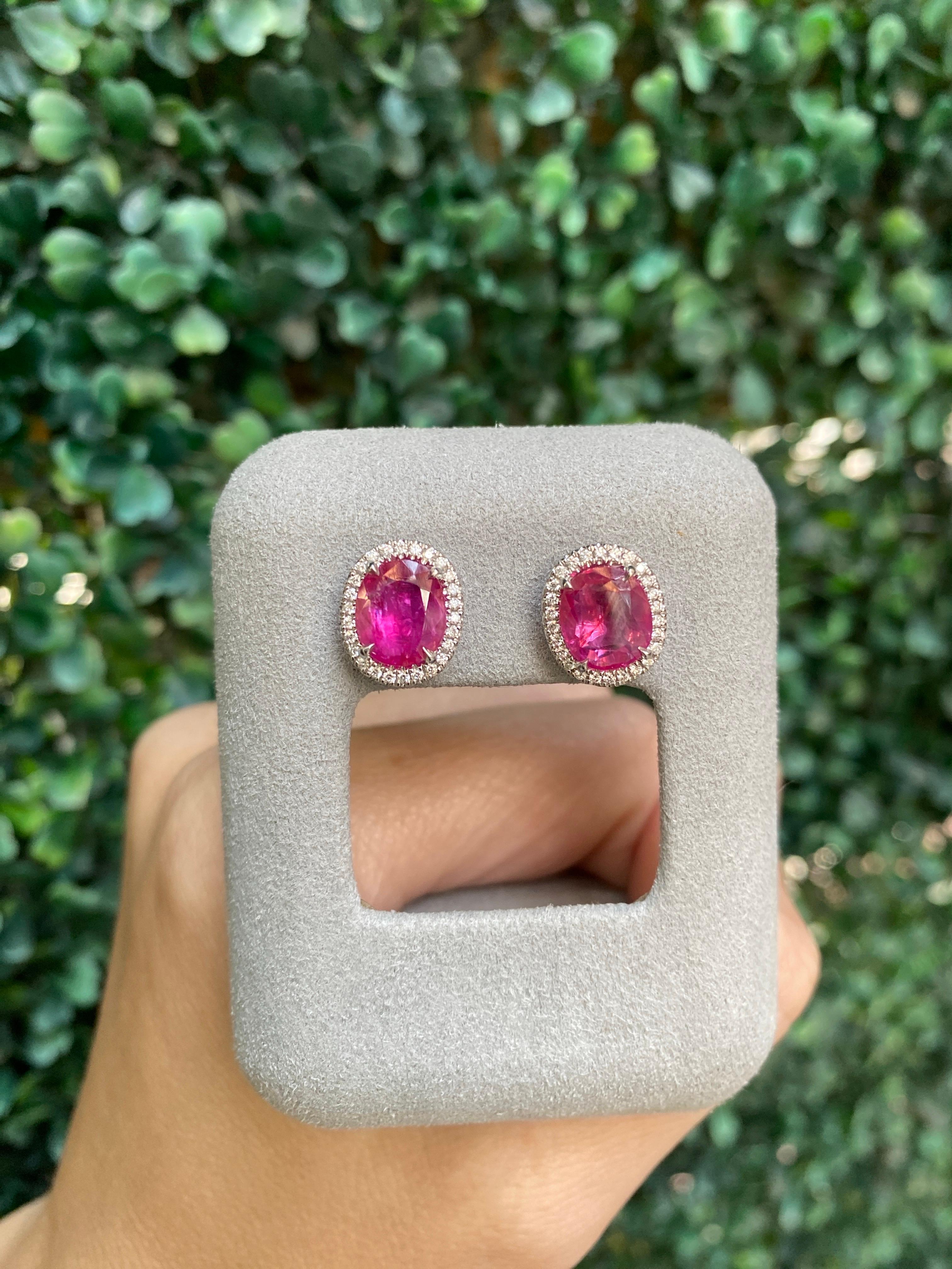 Clous d'oreilles en rubis de Birmanie ovale de 3,62 carats de poids total et halo de diamants de 0,23 carat en vente 7