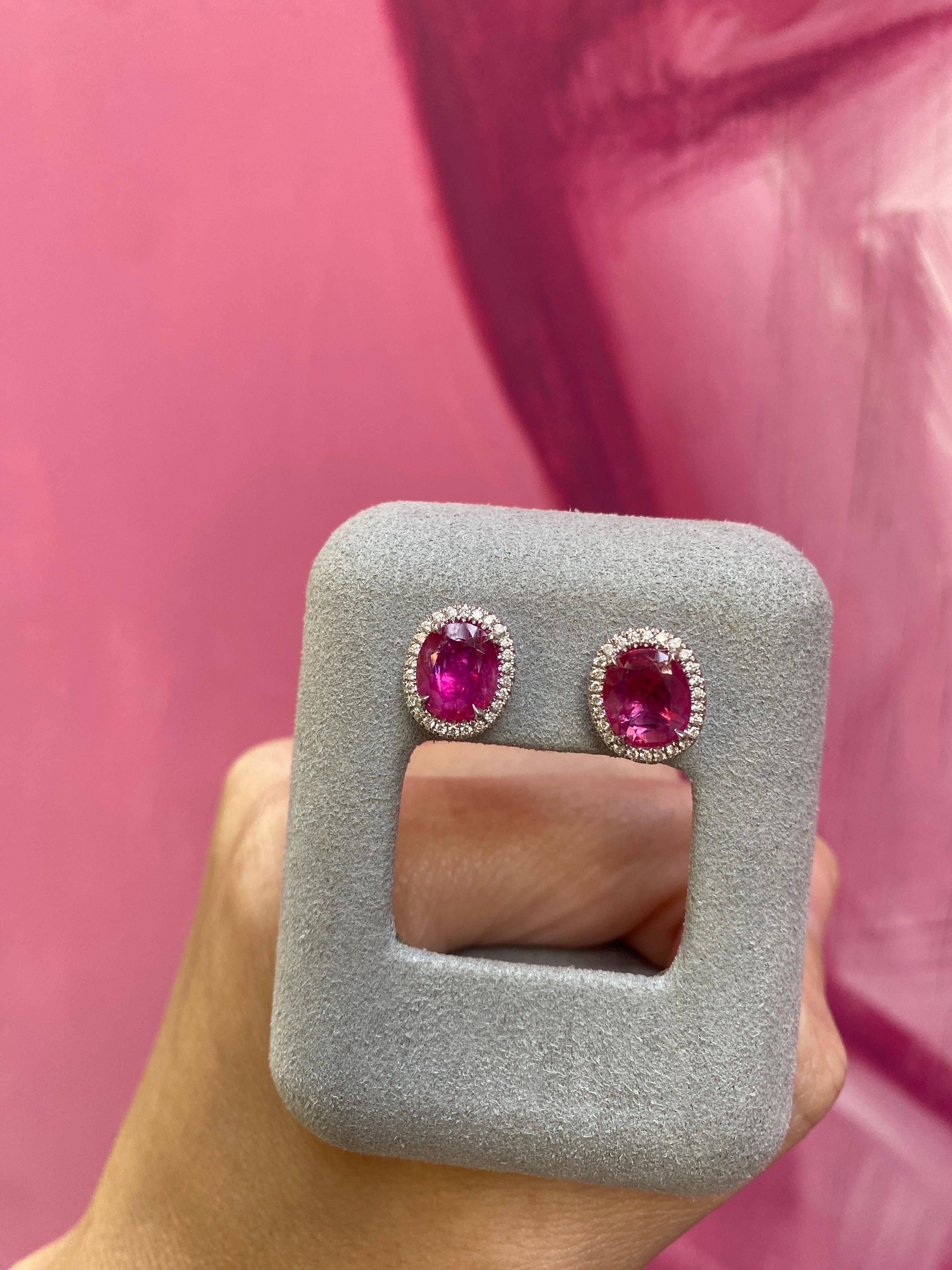 Clous d'oreilles en rubis de Birmanie ovale de 3,62 carats de poids total et halo de diamants de 0,23 carat en vente 8