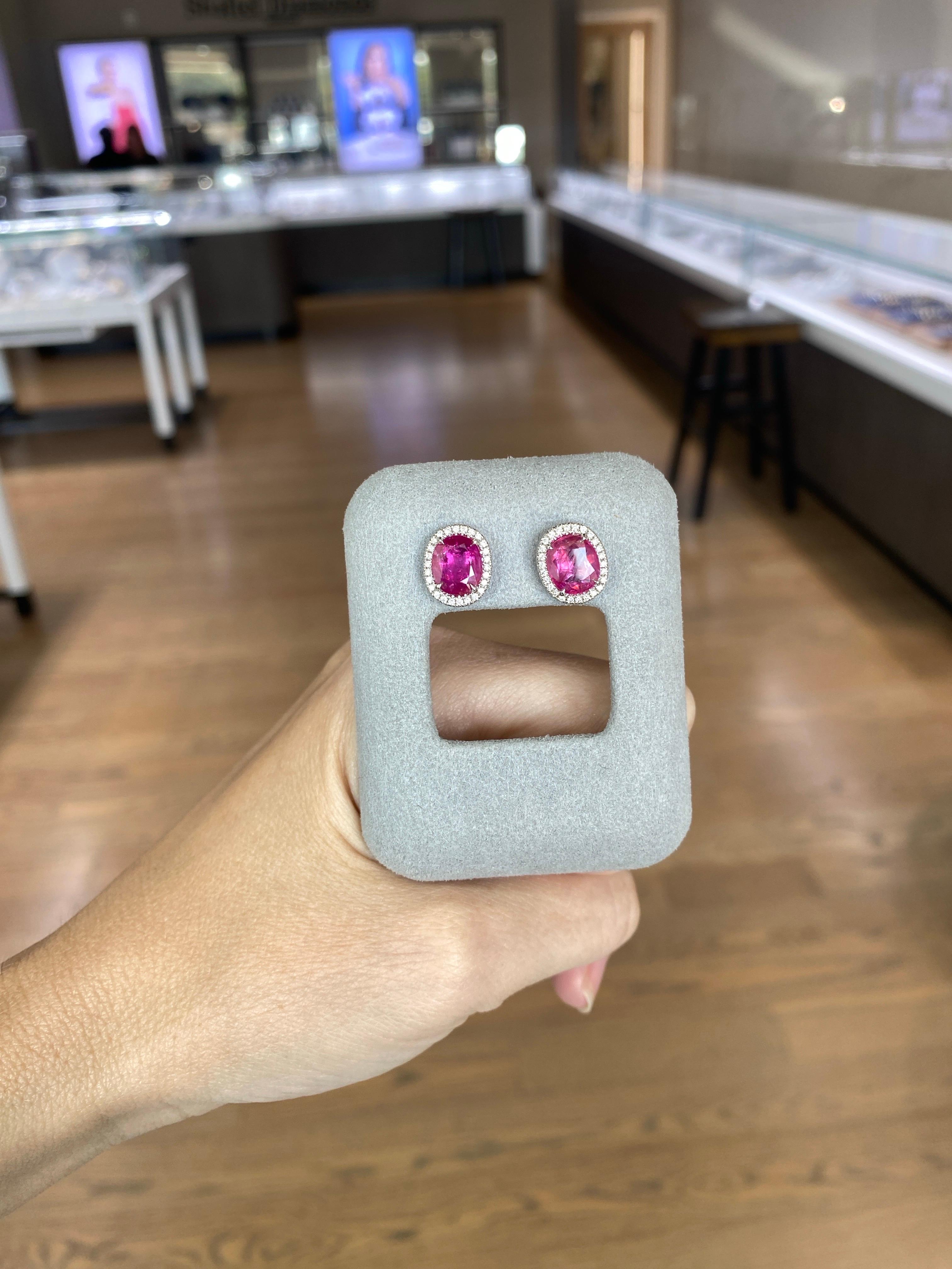 Clous d'oreilles en rubis de Birmanie ovale de 3,62 carats de poids total et halo de diamants de 0,23 carat en vente 10