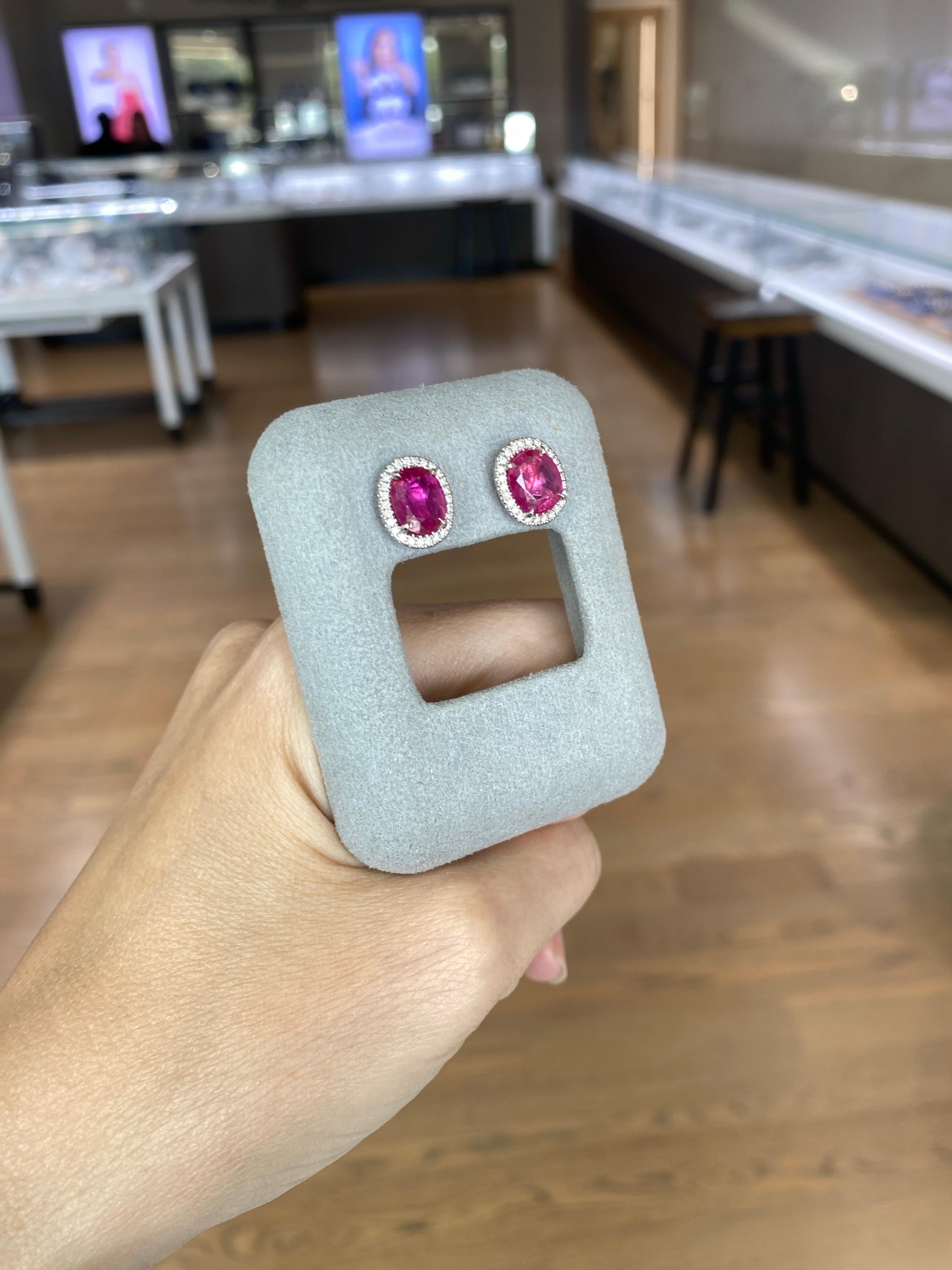 Clous d'oreilles en rubis de Birmanie ovale de 3,62 carats de poids total et halo de diamants de 0,23 carat en vente 9