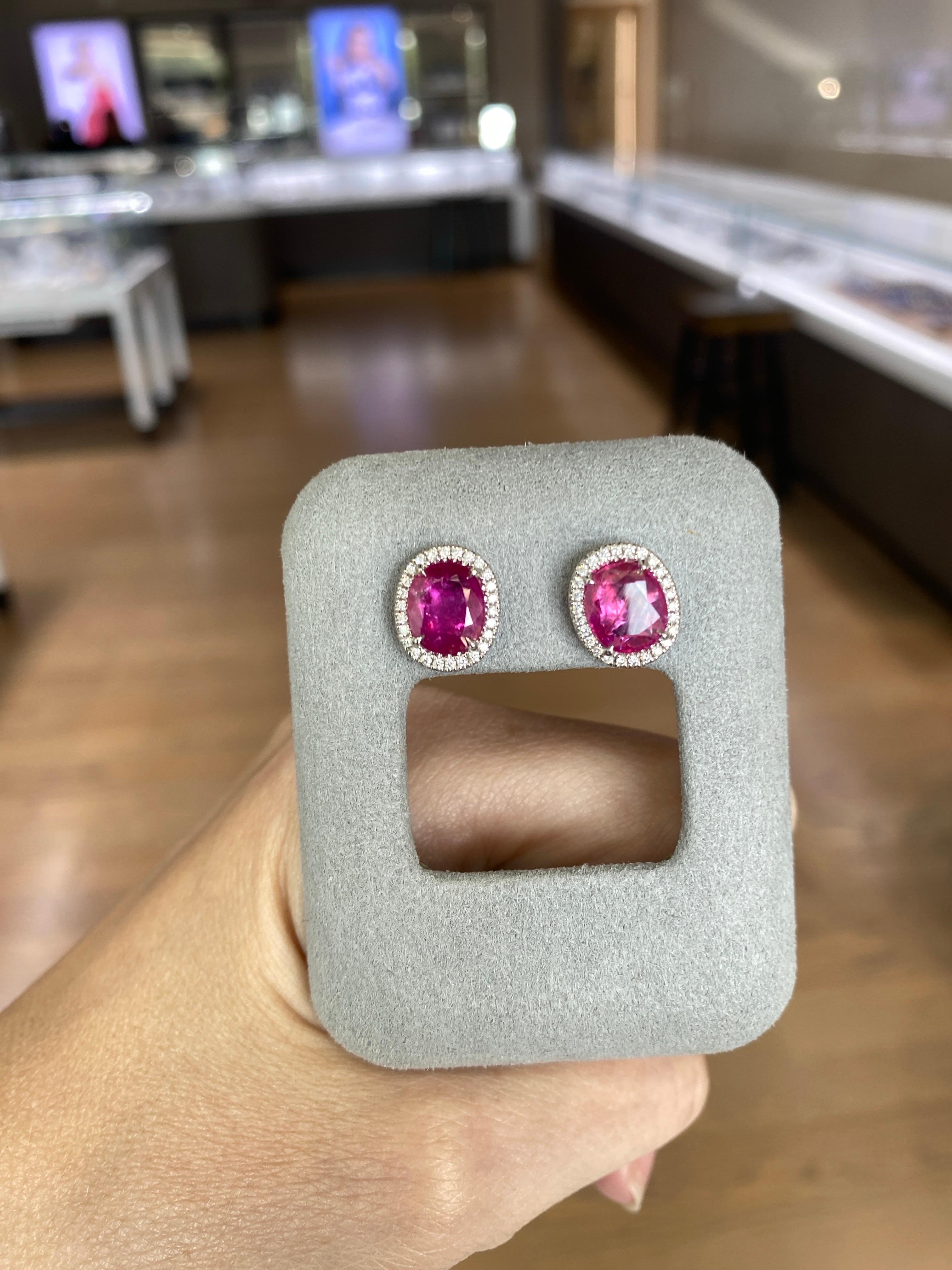 Clous d'oreilles en rubis de Birmanie ovale de 3,62 carats de poids total et halo de diamants de 0,23 carat en vente 11