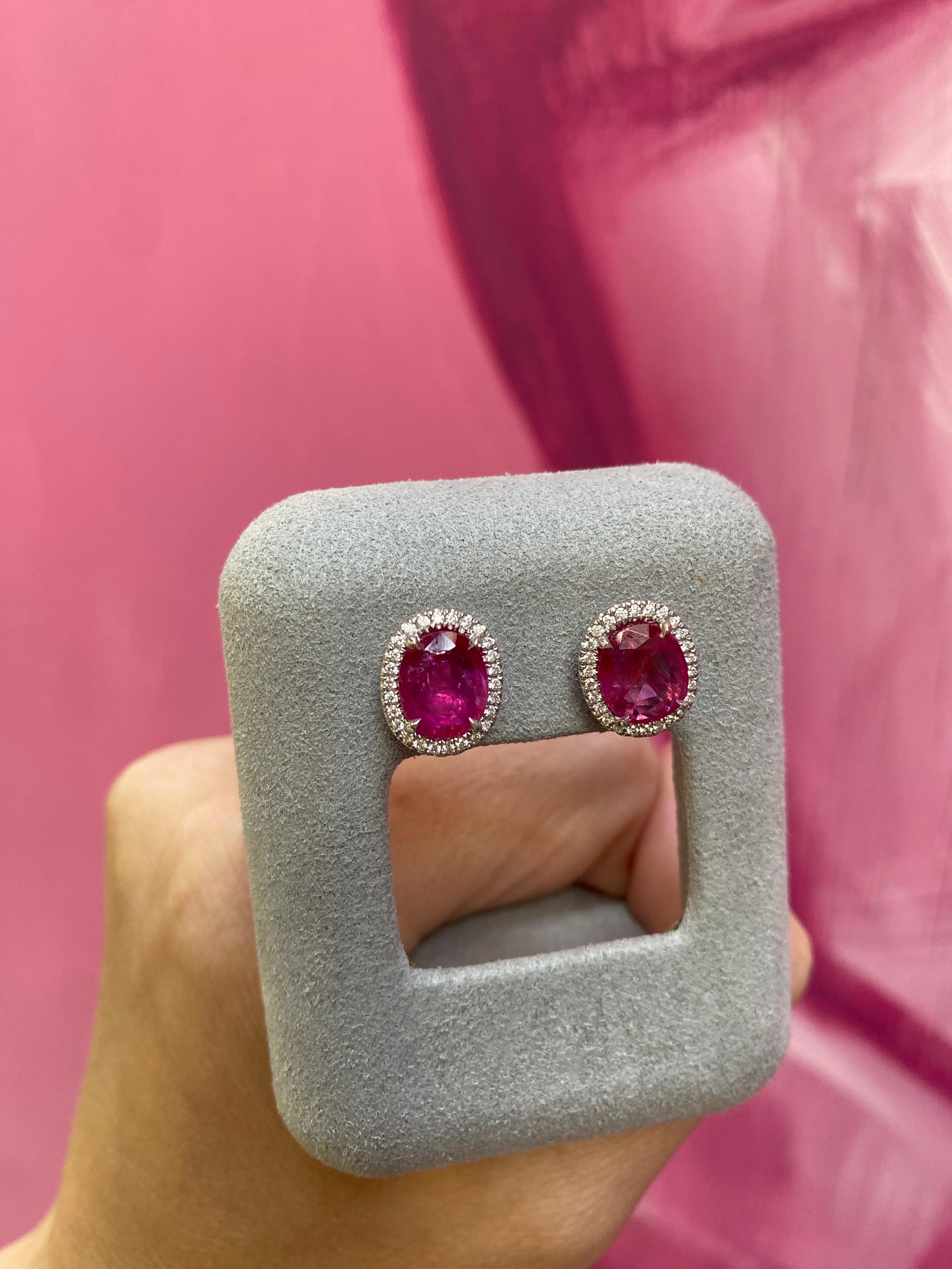 Clous d'oreilles en rubis de Birmanie ovale de 3,62 carats de poids total et halo de diamants de 0,23 carat en vente 12
