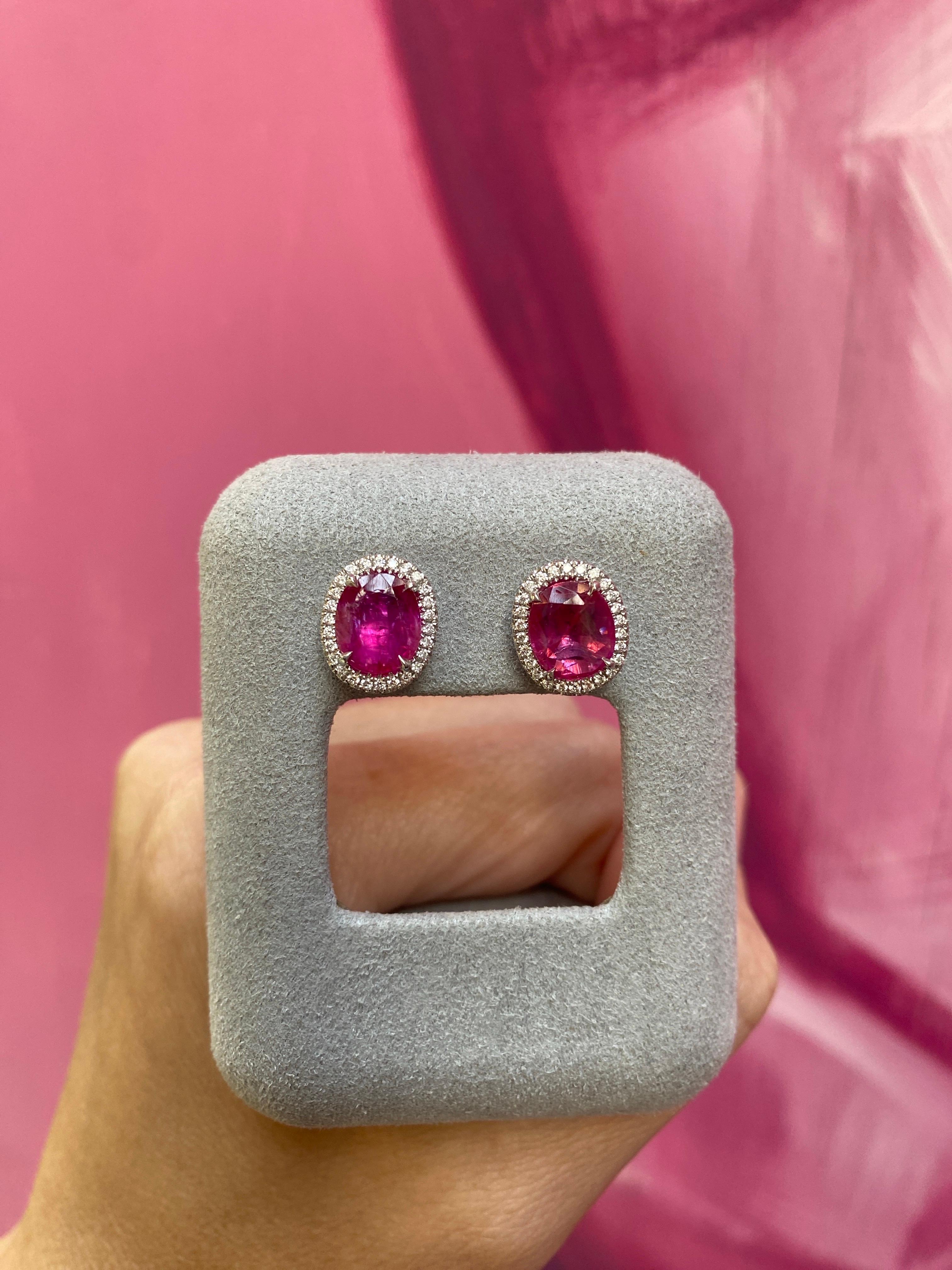 Clous d'oreilles en rubis de Birmanie ovale de 3,62 carats de poids total et halo de diamants de 0,23 carat en vente 13