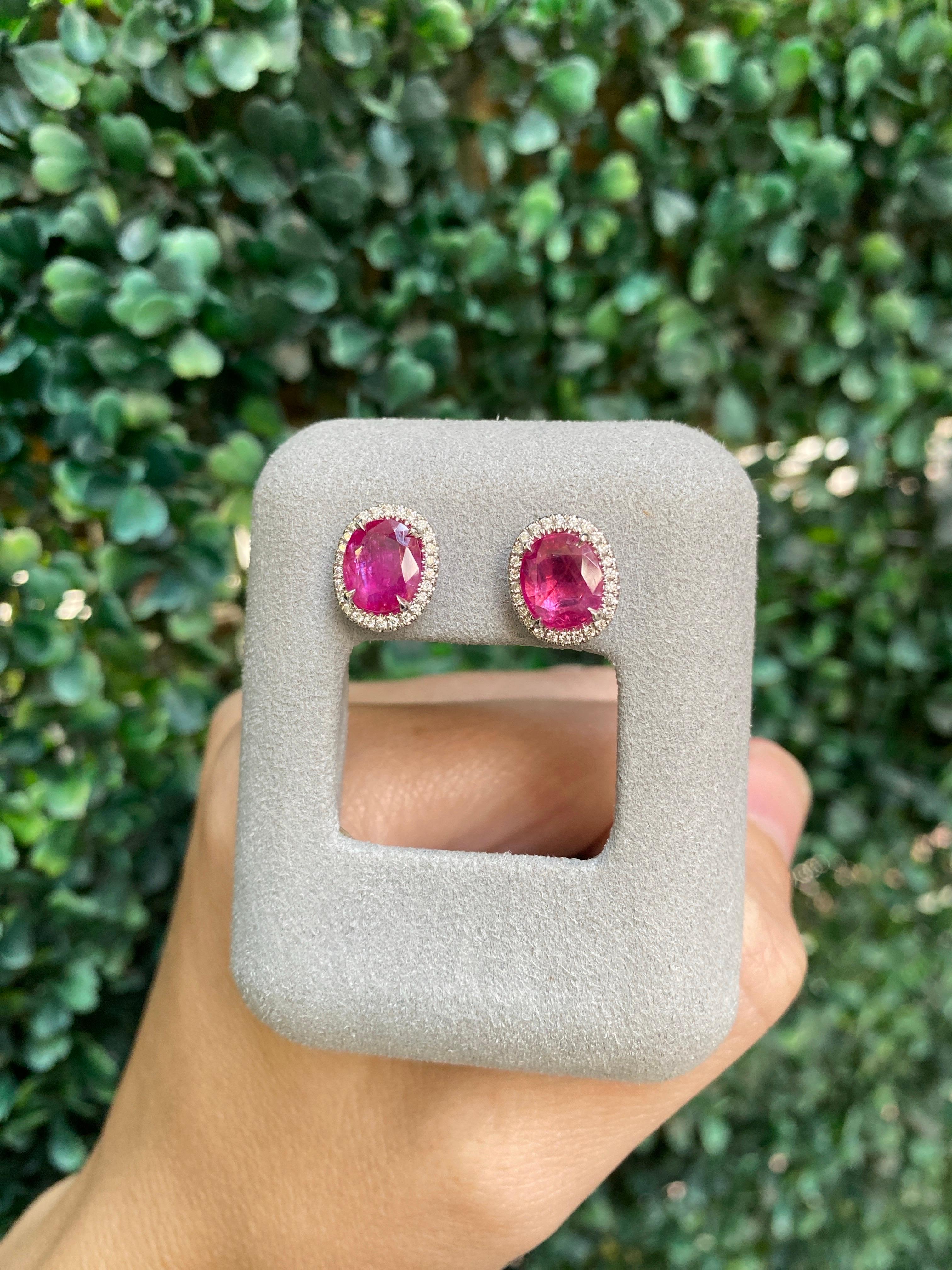 Clous d'oreilles en rubis de Birmanie ovale de 3,62 carats de poids total et halo de diamants de 0,23 carat en vente 14