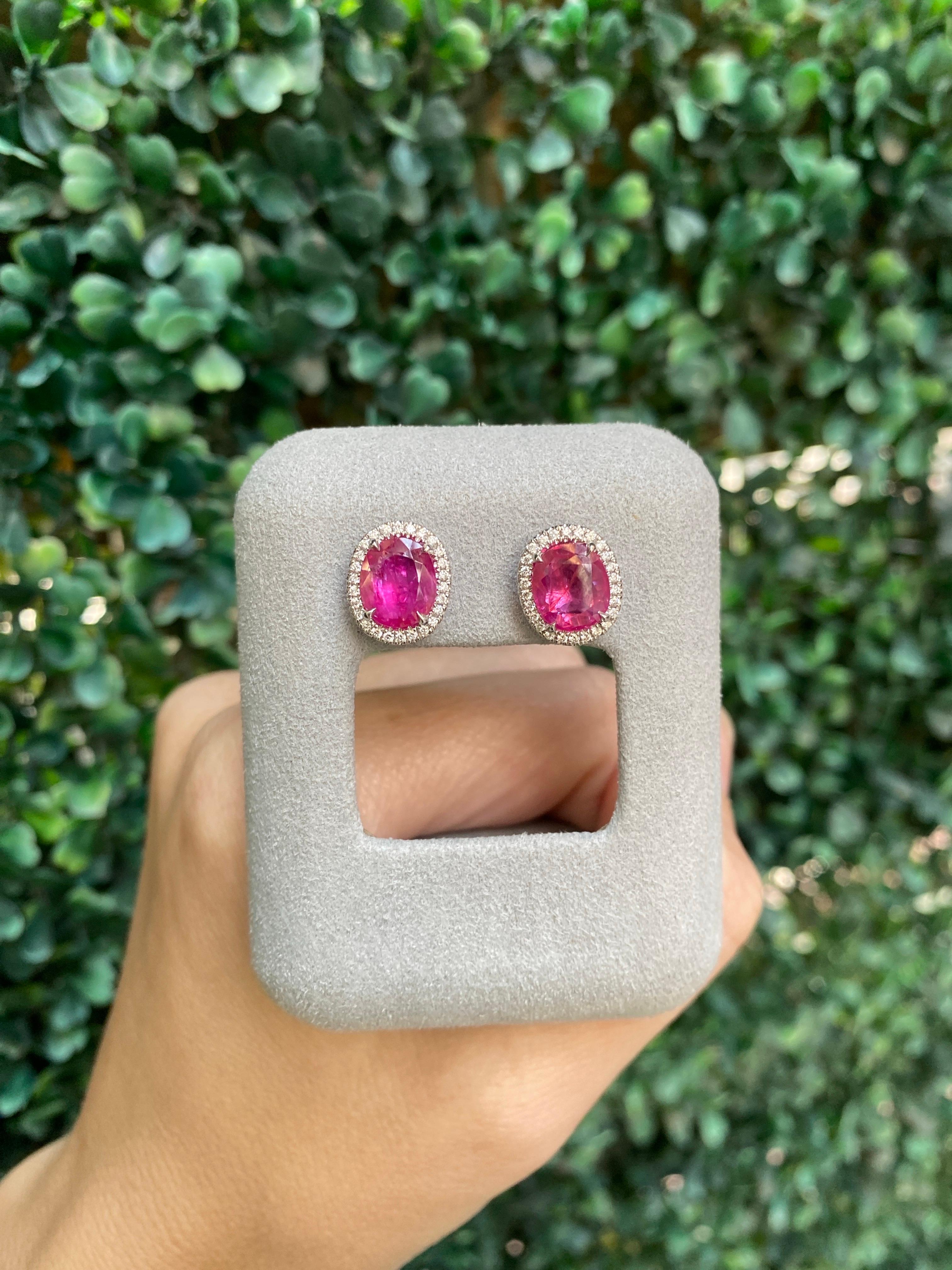 Clous d'oreilles en rubis de Birmanie ovale de 3,62 carats de poids total et halo de diamants de 0,23 carat en vente 15