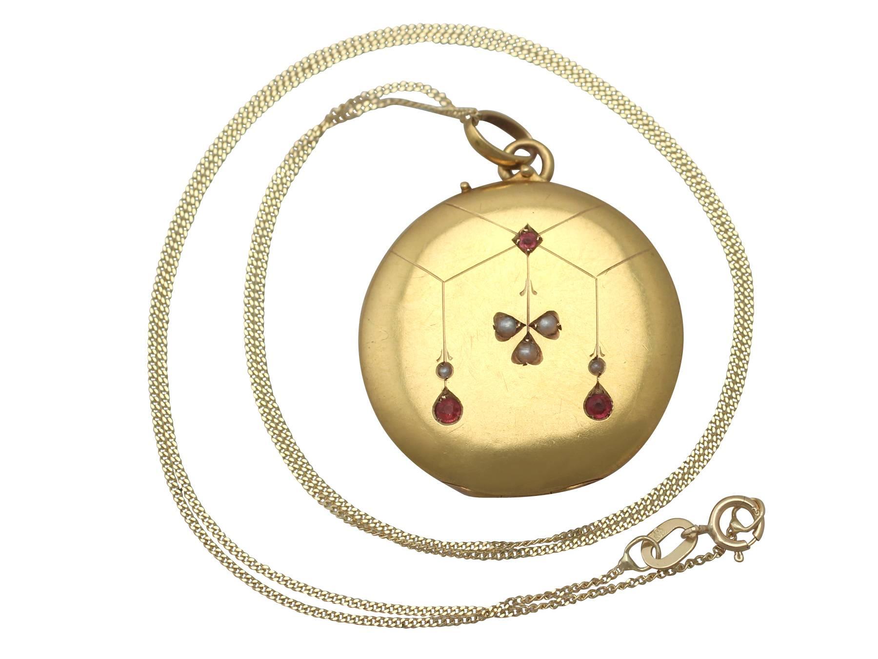 This fine and impressive Edwardian locket has been crafted in 18k yellow gold.

The locket has a circular form.

The anterior face of the locket has an engraved decoration and is embellished with five seed pearls and three round cut
