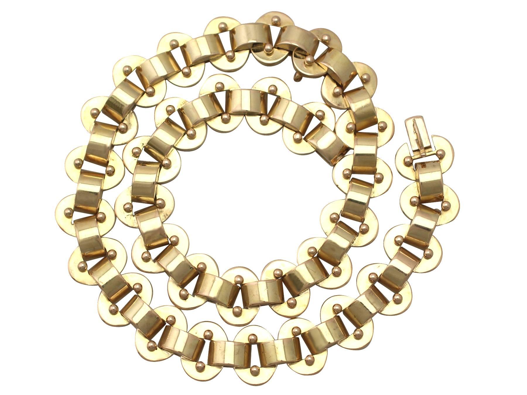 This fine antique Victorian collarette  has been crafted in 18k yellow gold.

Thirty-four identical pierced oval links interconnect and articulate via thirty-four convex links, one of which is discreetly incorporated in to the integrated push fit