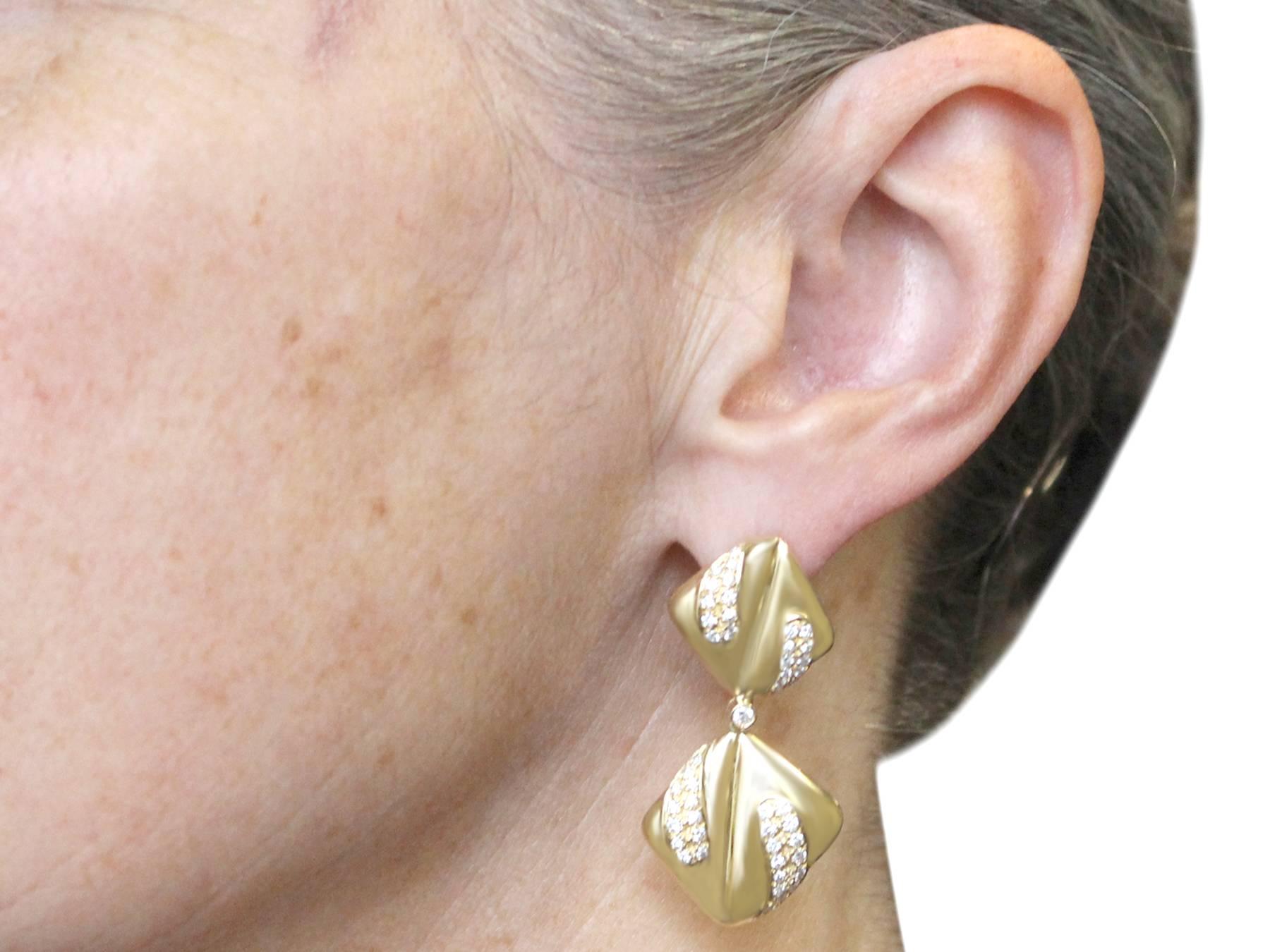 1970s 1.05 Carat Diamond and Yellow Gold Drop Earrings 5