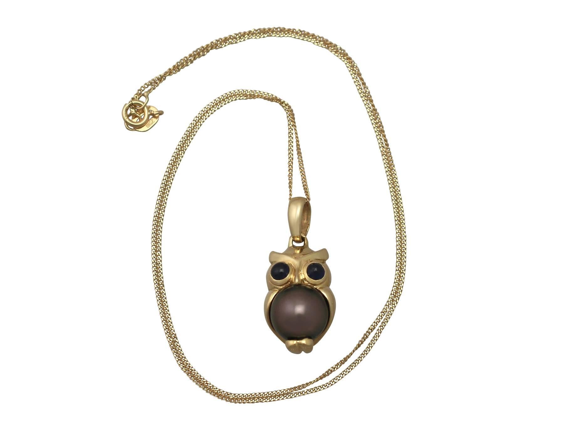 A fine and impressive 0.21 carat blue sapphire and black cultured pearl, 18 karat yellow gold 'owl' pendant; part of our diverse vintage jewellery collections

This fine and impressive vintage owl pendant has been crafted in 18 k yellow gold.

The
