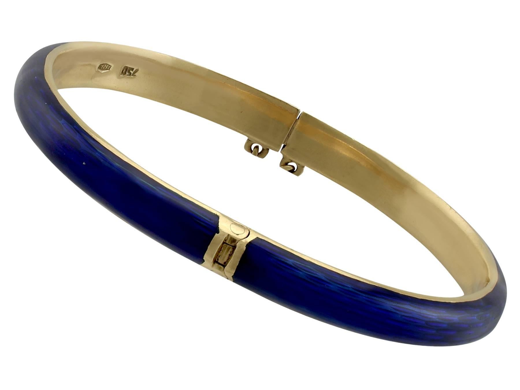 A fine and impressive vintage Italian blue guilloché enamel and 18 karat yellow gold bangle; part of our diverse antique jewelry collections

This fine and impressive vintage enamel bangle has been crafted in 18k yellow gold.

The outer surface of