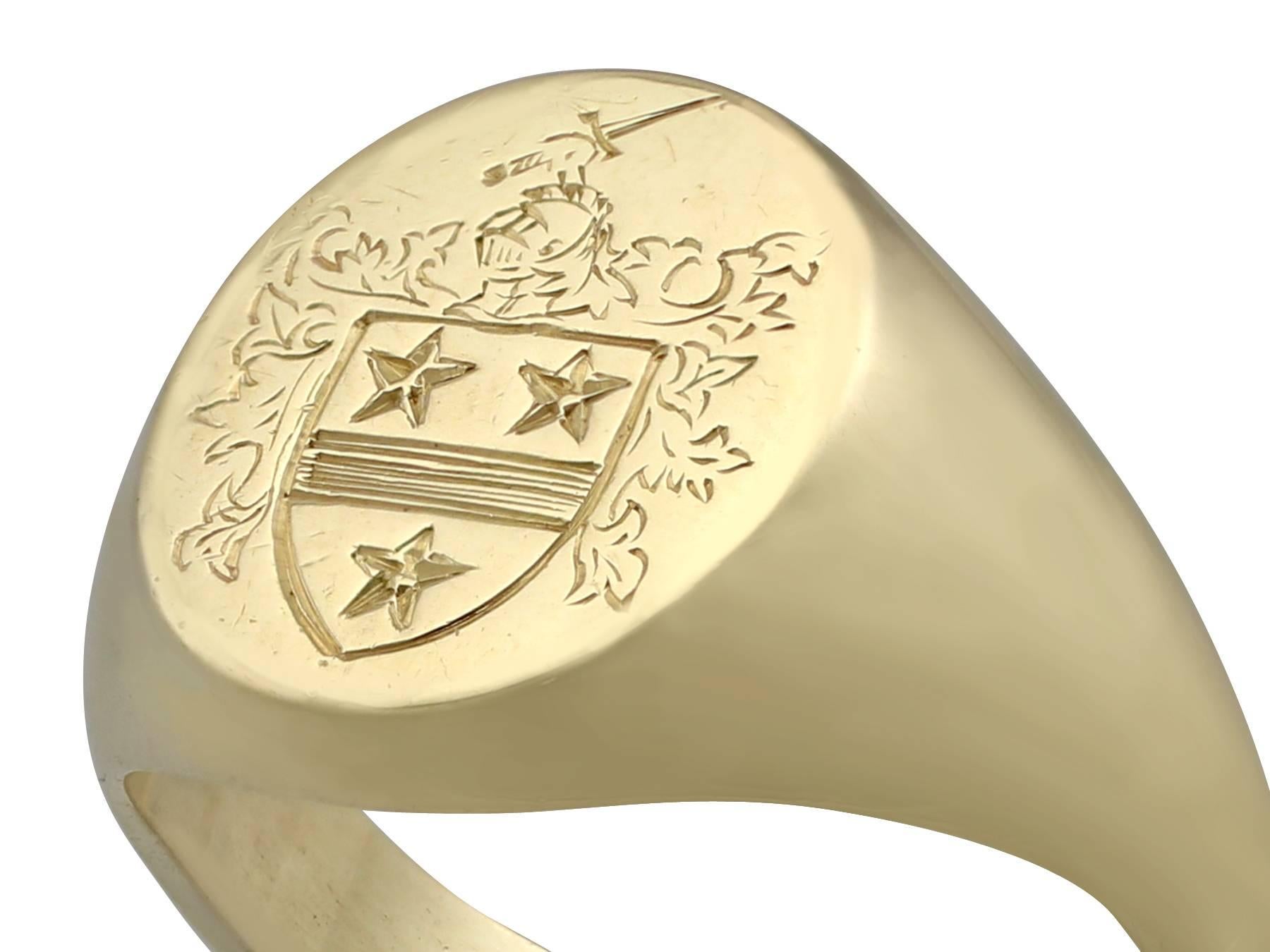 1990s Yellow Gold Men's Signet Ring In Excellent Condition In Jesmond, Newcastle Upon Tyne