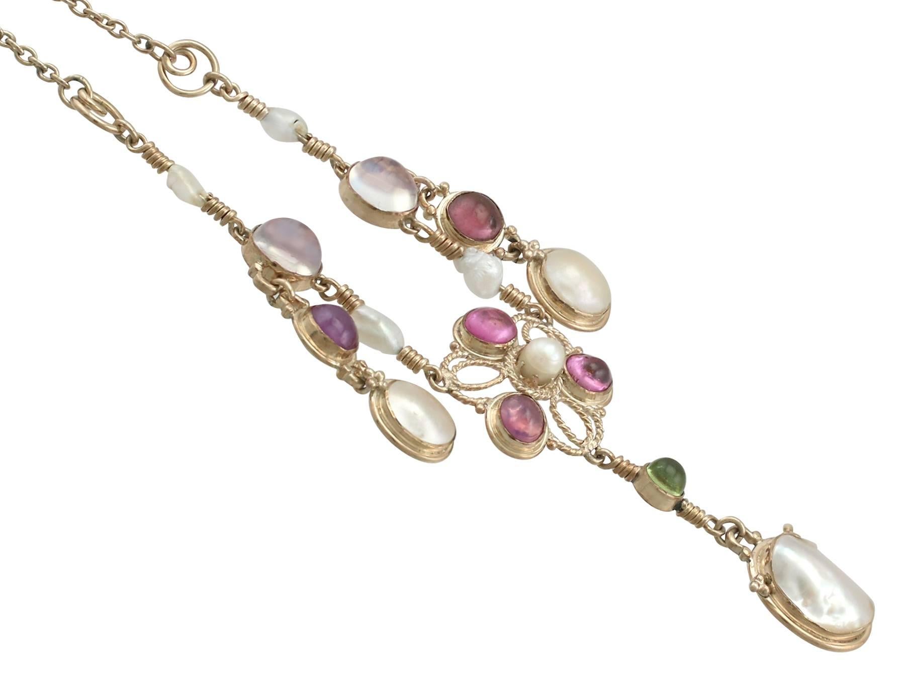 1920s Pearl and 3.32 Carat Moonstone Peridot and Amethyst Yellow Gold Necklace In Excellent Condition In Jesmond, Newcastle Upon Tyne