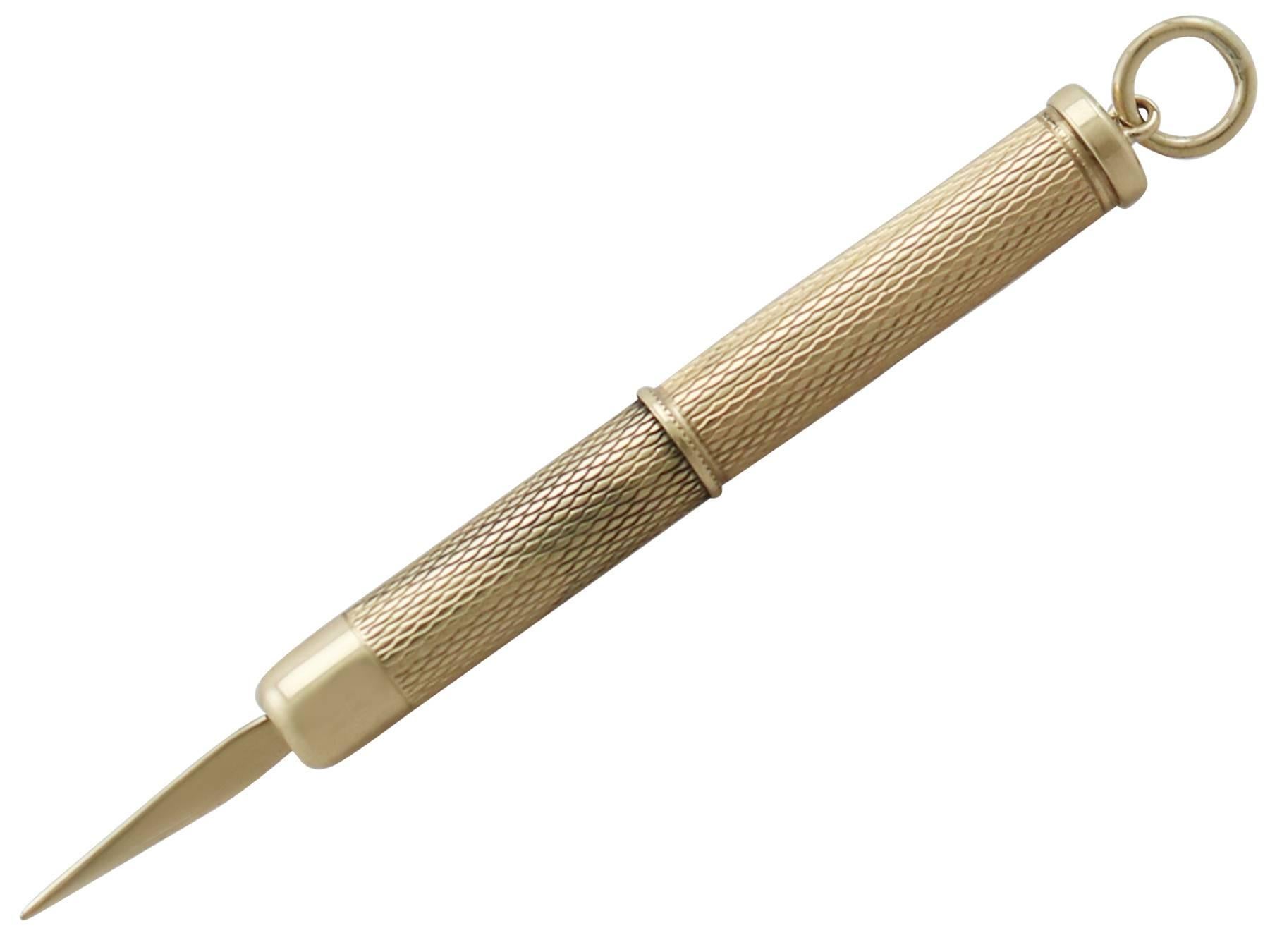 A fine and impressive vintage Elizabeth II English 9 karat yellow gold toothpick; an addition to our ornamental silverware collection

This exceptional vintage 9k gold toothpick has a cylindrical form.

The surface of the body is embellished with