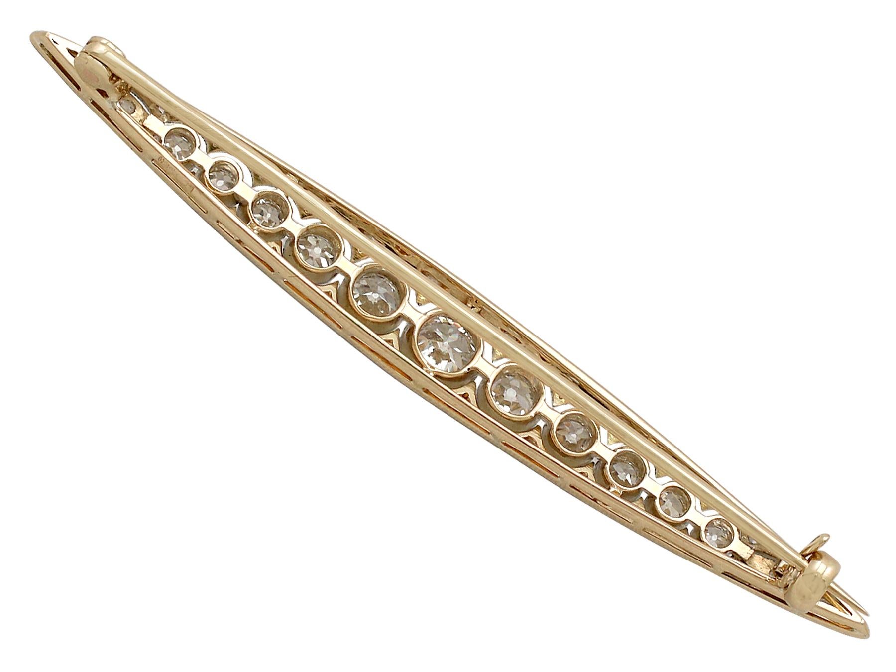 Antique 1930s 2.02 Carat Diamond and Yellow Gold Bar Brooch In Excellent Condition In Jesmond, Newcastle Upon Tyne