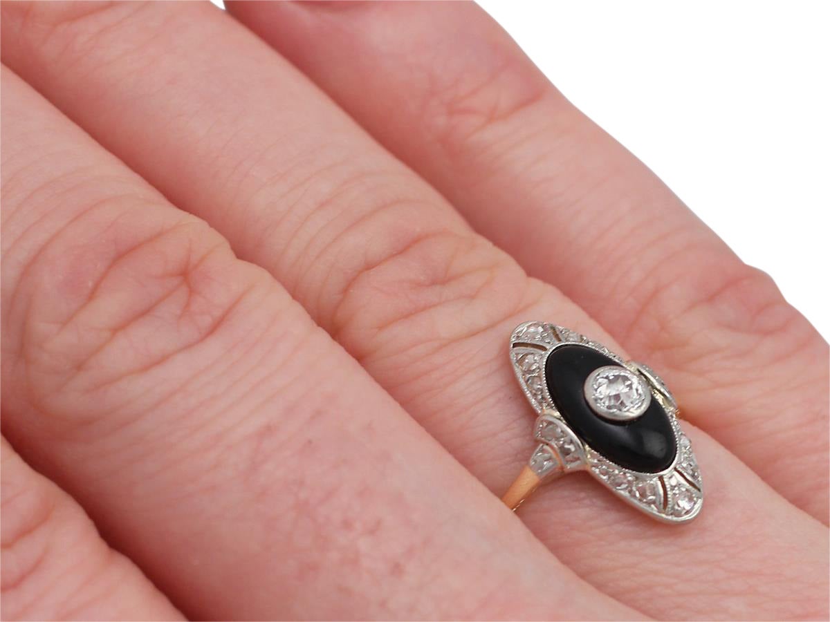 1920s Antique Diamond and Onyx Yellow Gold Cocktail Ring In Excellent Condition In Jesmond, Newcastle Upon Tyne