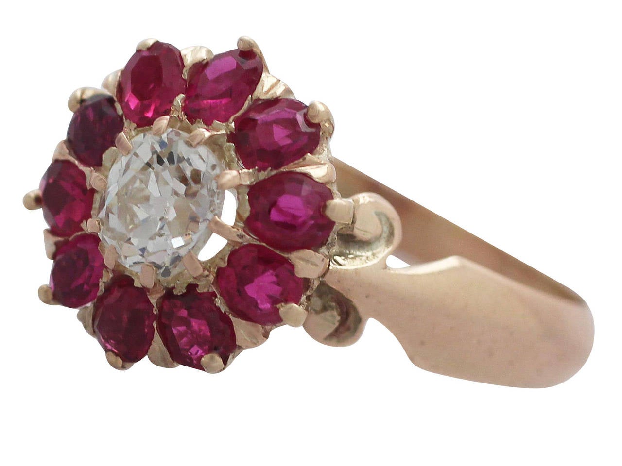 0.60Ct Ruby & 0.38Ct Diamond, 9k Rose Gold Cluster Ring - Antique Circa 1900 In Excellent Condition In Jesmond, Newcastle Upon Tyne