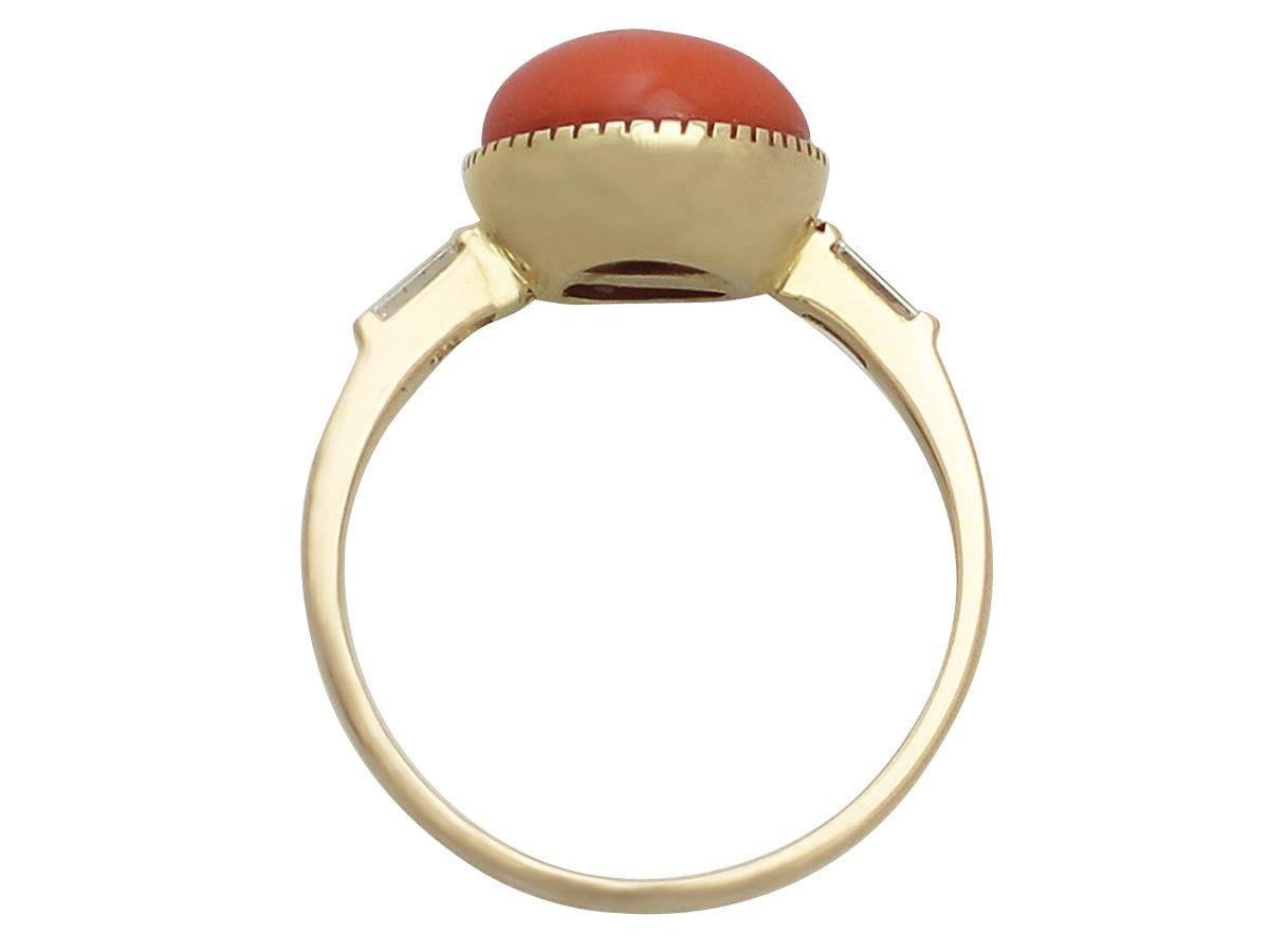 Red Coral and 0.12Ct Diamond, 18k Yellow Gold Ring - Vintage Circa 1950 In Excellent Condition In Jesmond, Newcastle Upon Tyne