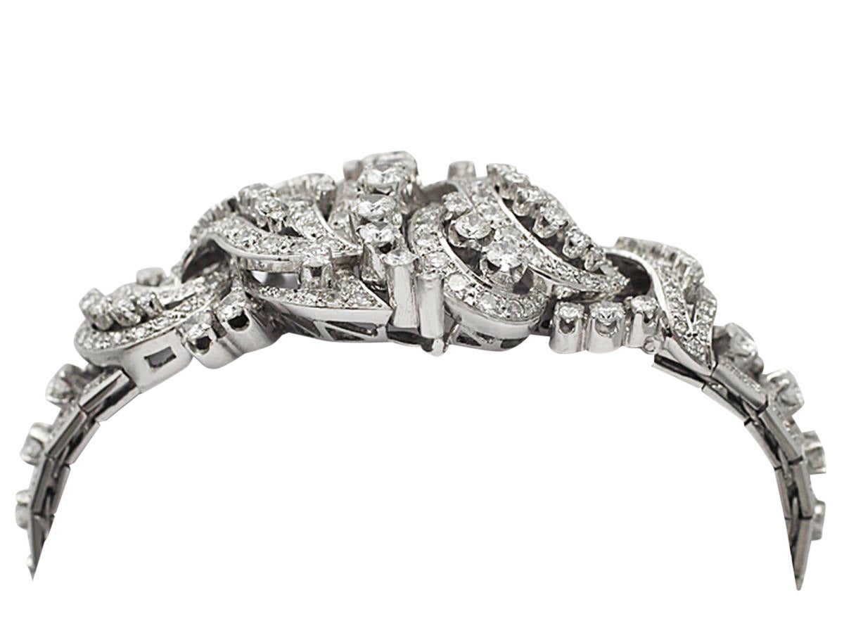 A stunning, fine and impressive vintage 10.56 carat diamond and 14 karat white gold bracelet; part of our vintage jewelry collections.

This stunning and original vintage diamond bracelet has been crafted in 14k white gold.

The anterior pierced