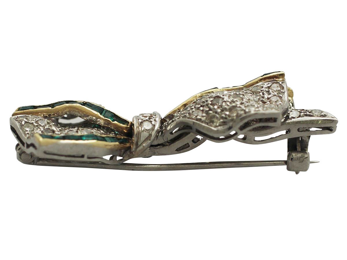 1.31Ct Diamond & 0.52Ct Emerald, 18k White Gold Bow Brooch - Vintage Circa 1940 In Excellent Condition In Jesmond, Newcastle Upon Tyne