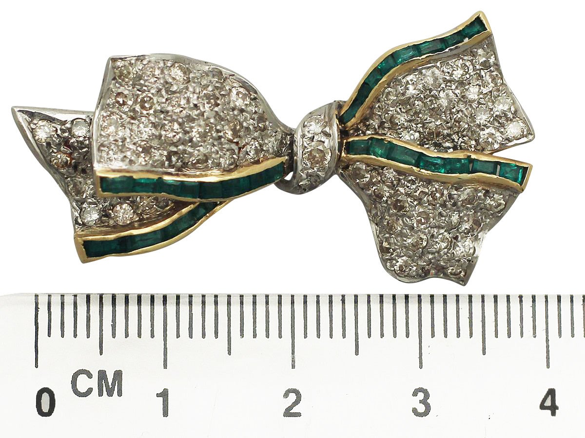 1.31Ct Diamond & 0.52Ct Emerald, 18k White Gold Bow Brooch - Vintage Circa 1940 2