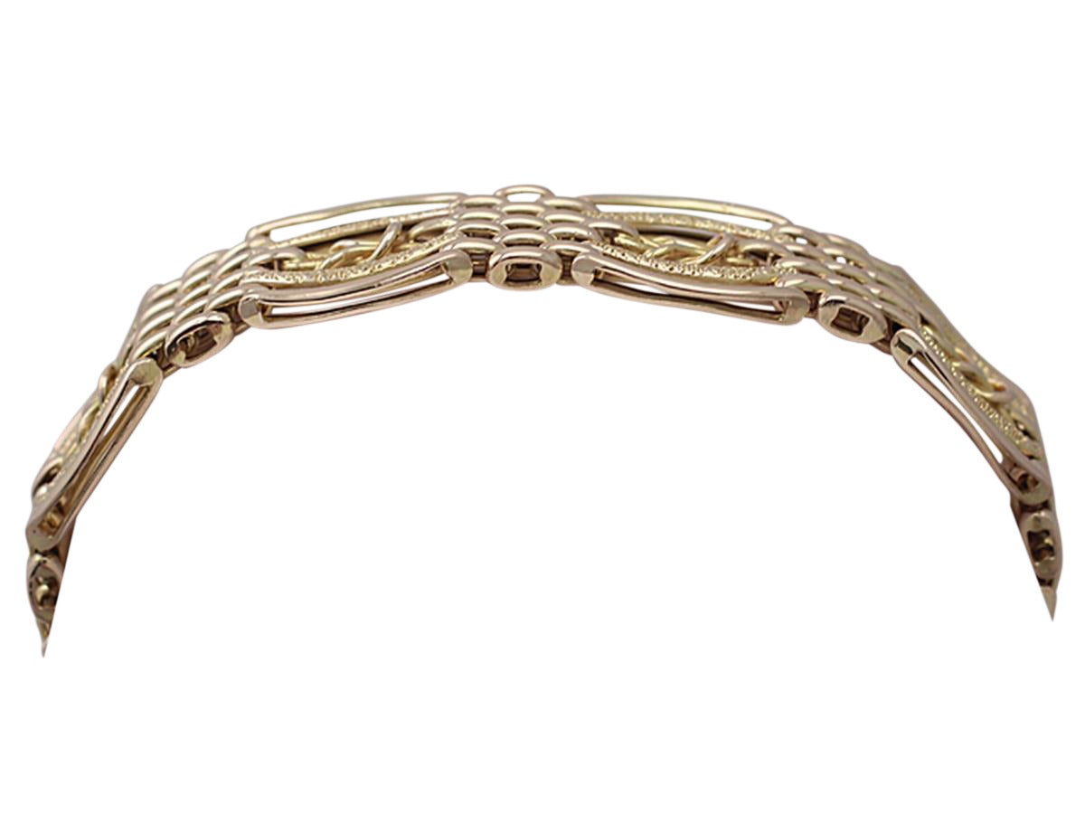 A fine and impressive antique 9 karat yellow gold gate link bracelet; part of our antique jewelry/estate jewelry collections

This fine gate link style bracelet has been crafted in 9k yellow gold.

The seven sets of longer pierced decorated four