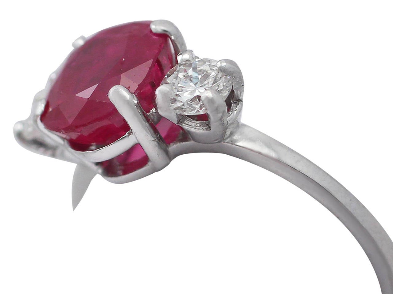 2.02Ct Ruby & 0.40Ct Diamond, 18k White Gold Trilogy Ring - Vintage Circa 1980 In Excellent Condition In Jesmond, Newcastle Upon Tyne